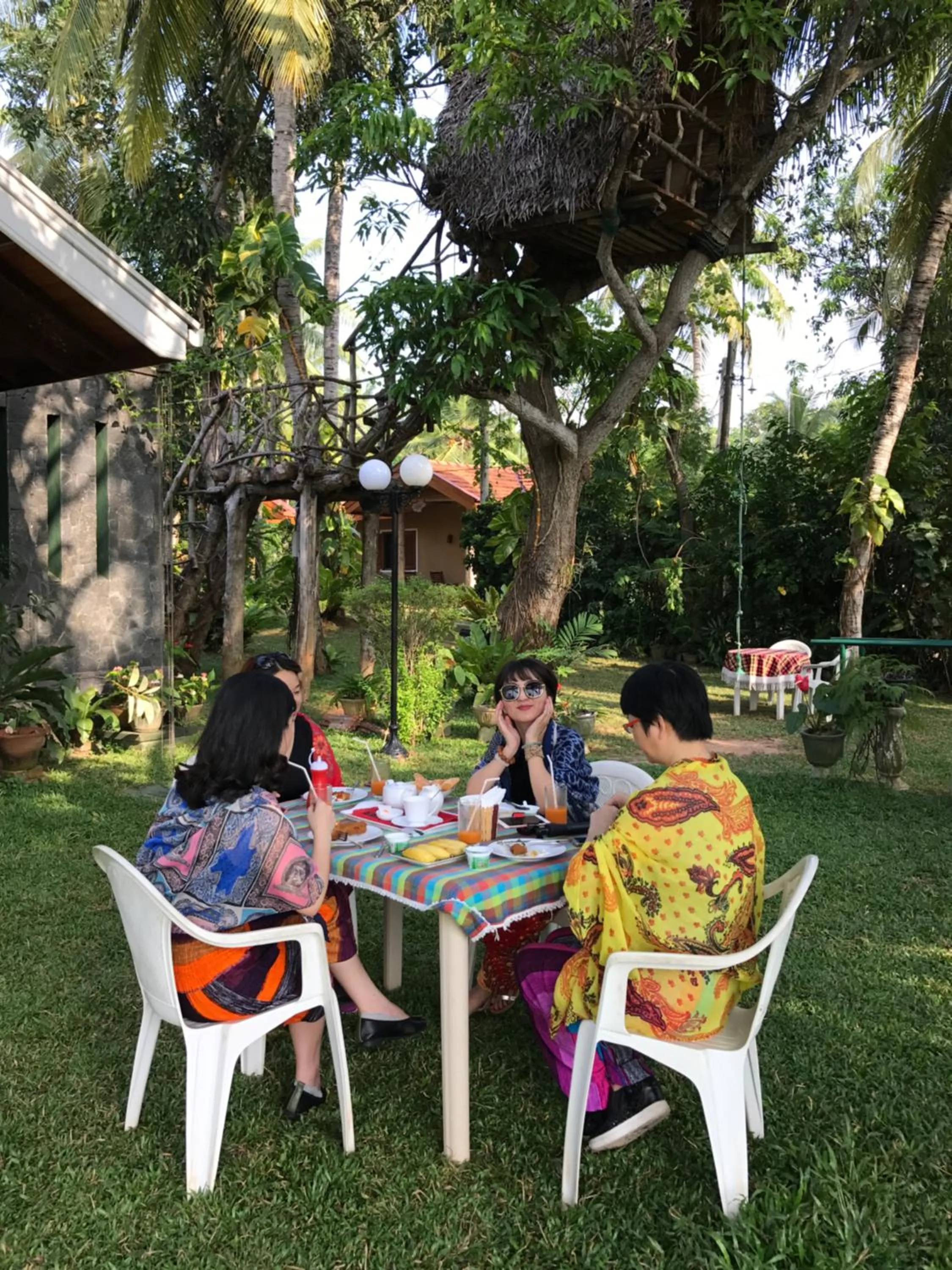 Restaurant/places to eat in Villa Shade