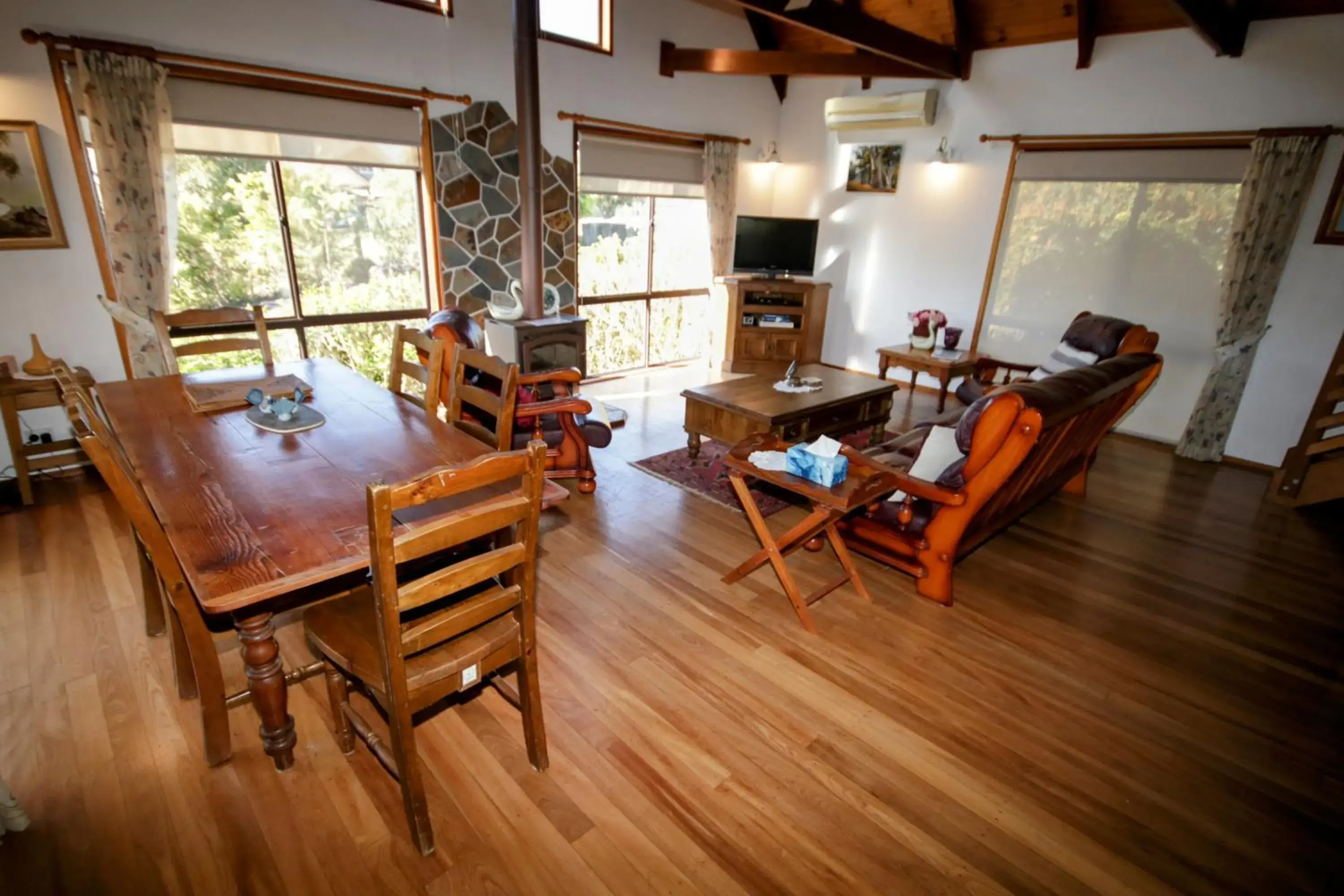 Two-Bedroom Chalet in Clarendon Forest Retreat Two-Bedroom Chalet in Clarendon Forest Retreat