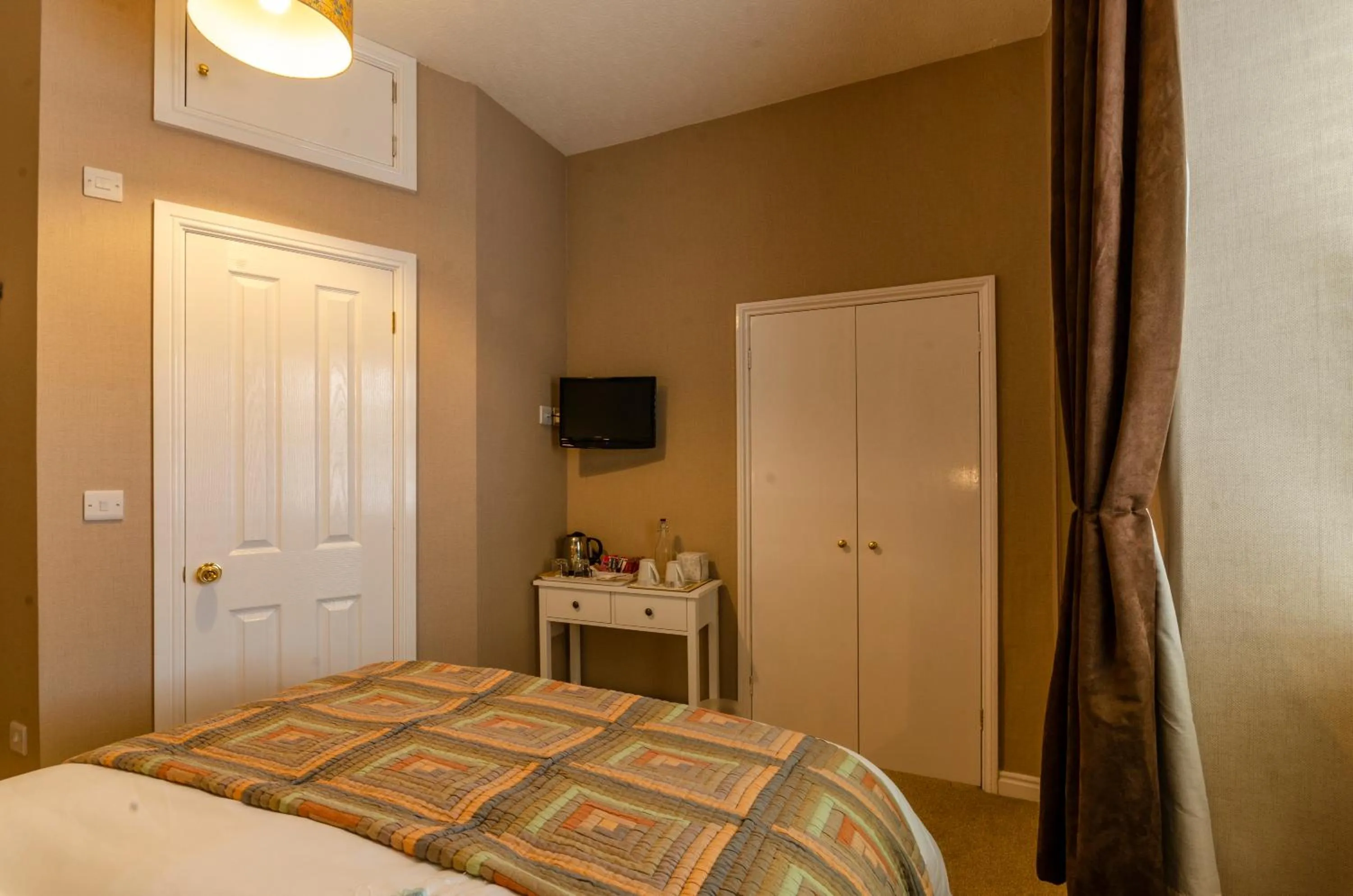 Photo of the whole room, Bed in Pinfold House