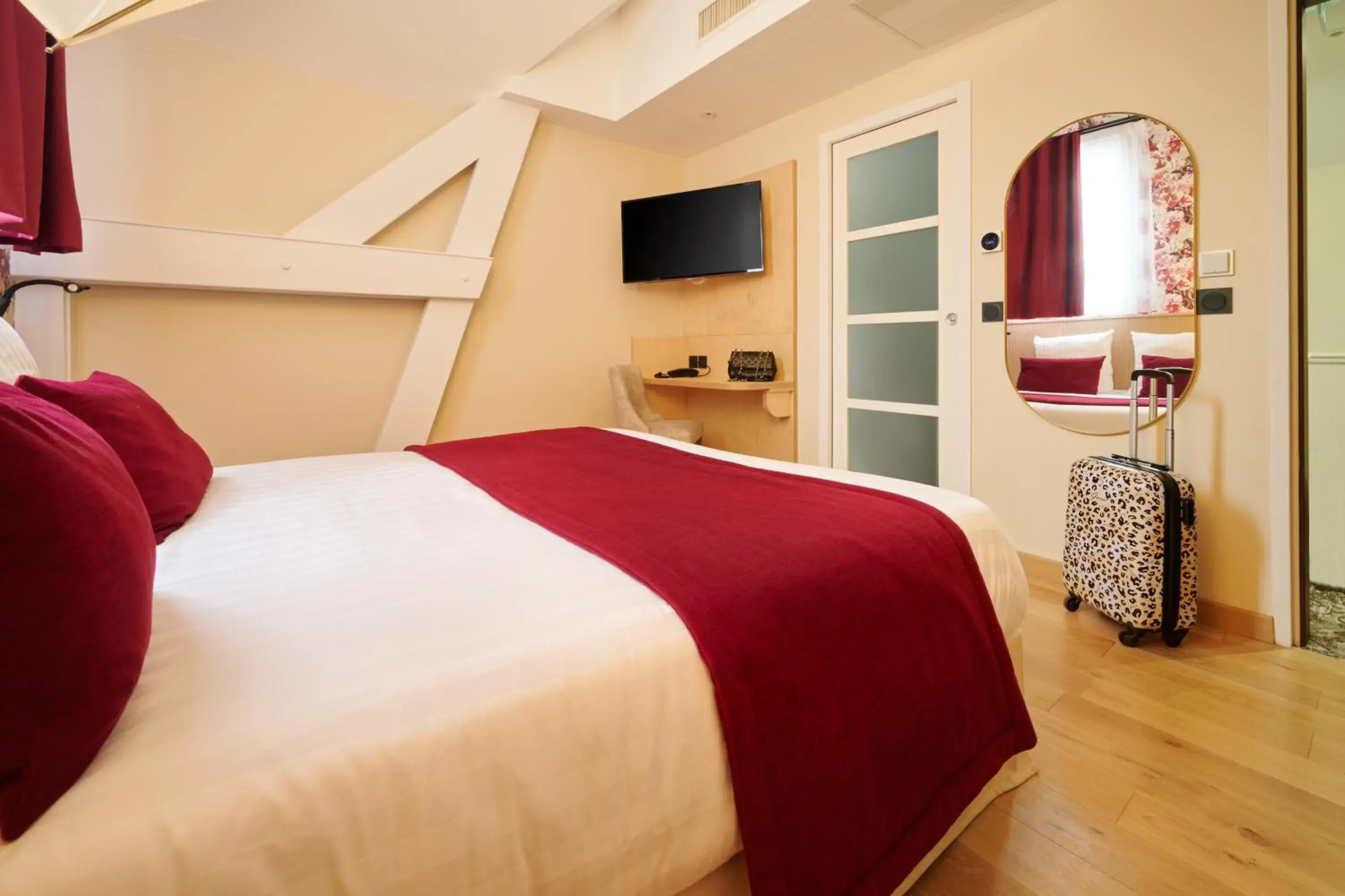 Superior Double Room in VLH Montparnasse Eiffel Superior Double Room in VLH Montparnasse Eiffel