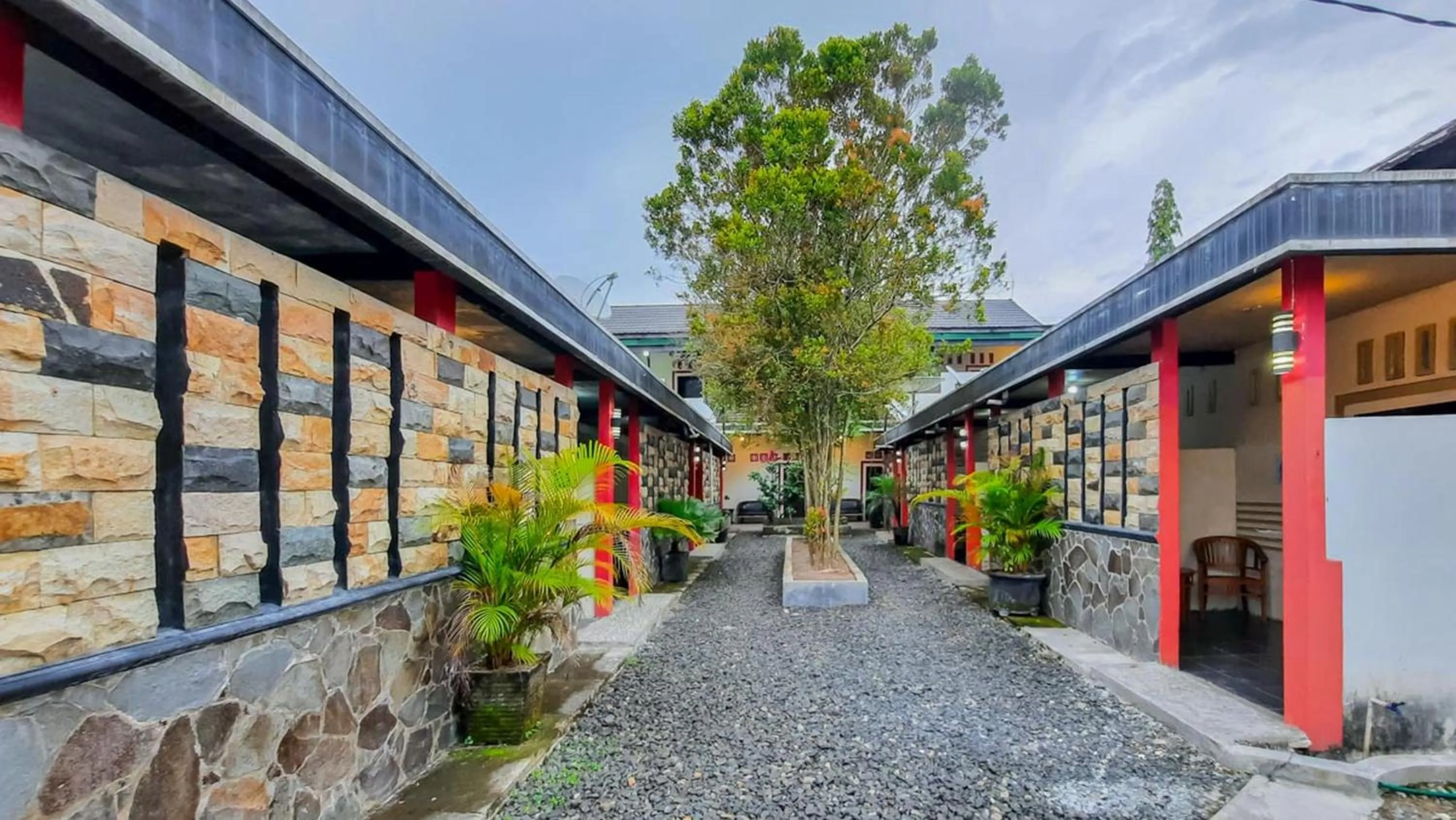 Facade/entrance in Wisma Malawen Palangkaraya Mitra RedDoorz