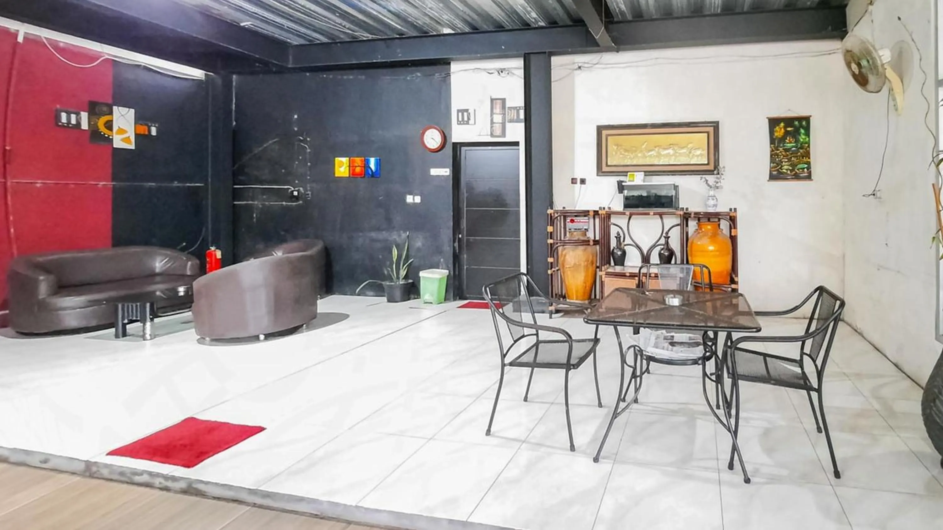 Lobby or reception in Wisma Malawen Palangkaraya Mitra RedDoorz