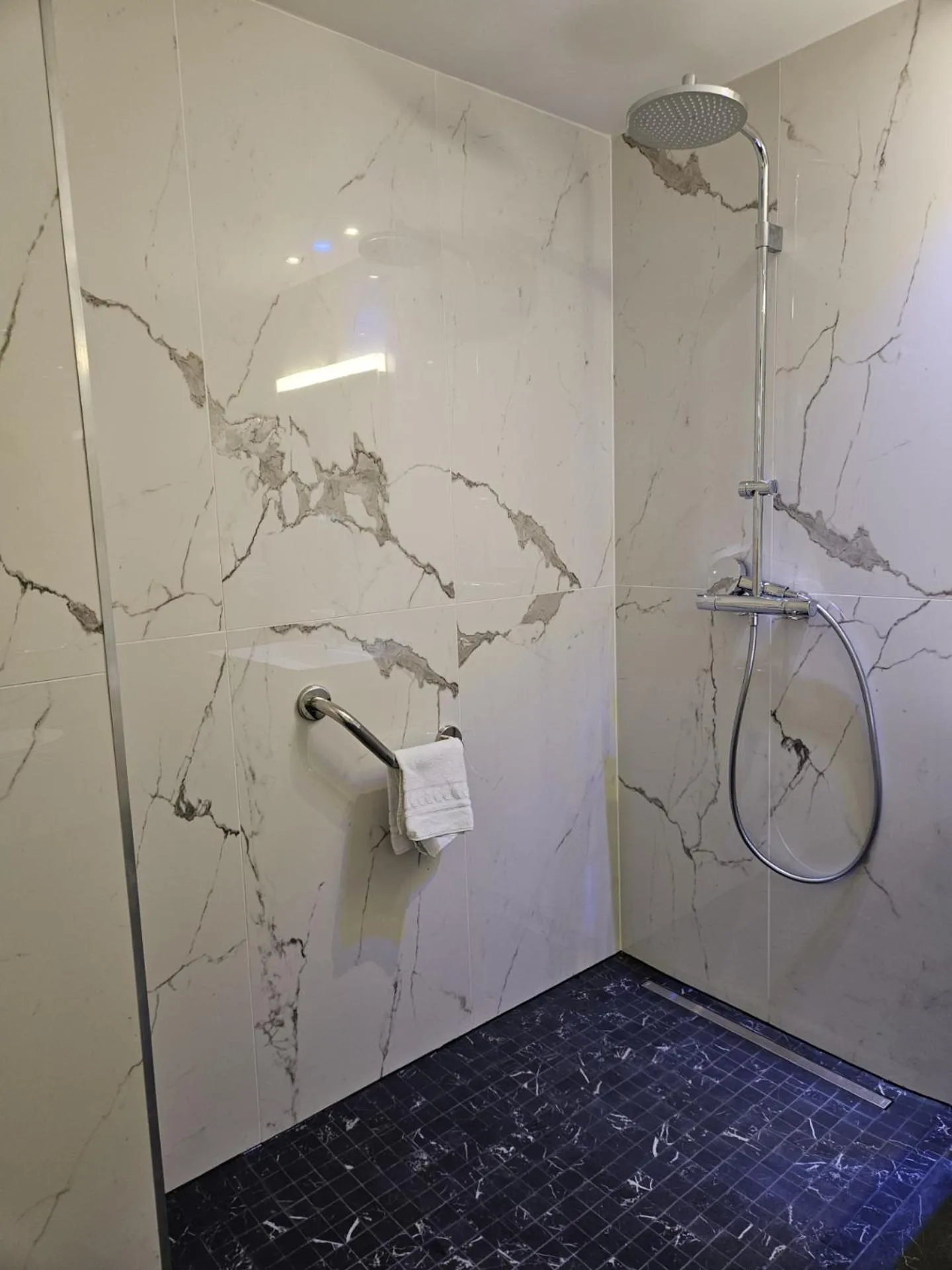 Shower in ATN Hôtel