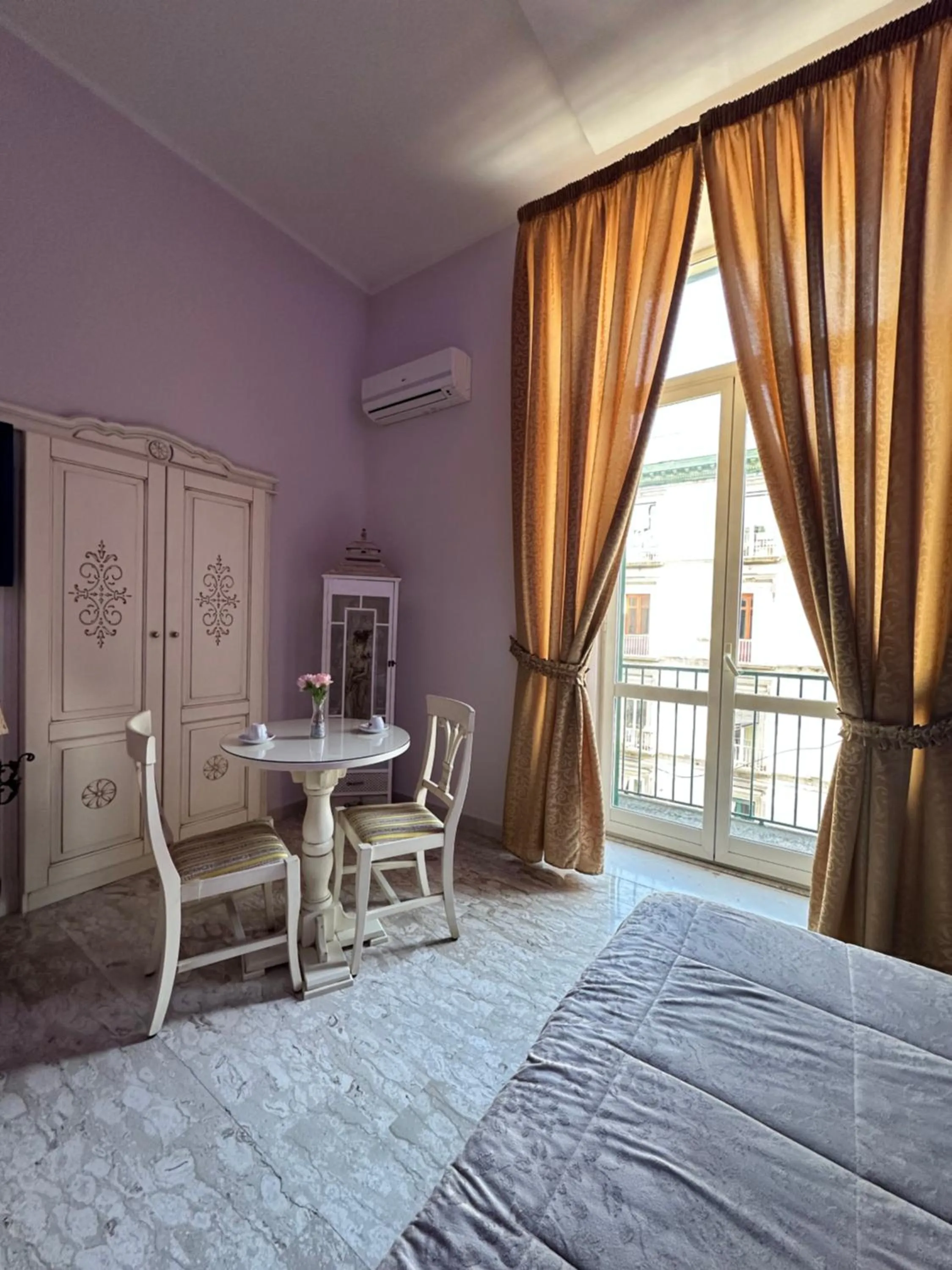 Bedroom, Bed in Gold94