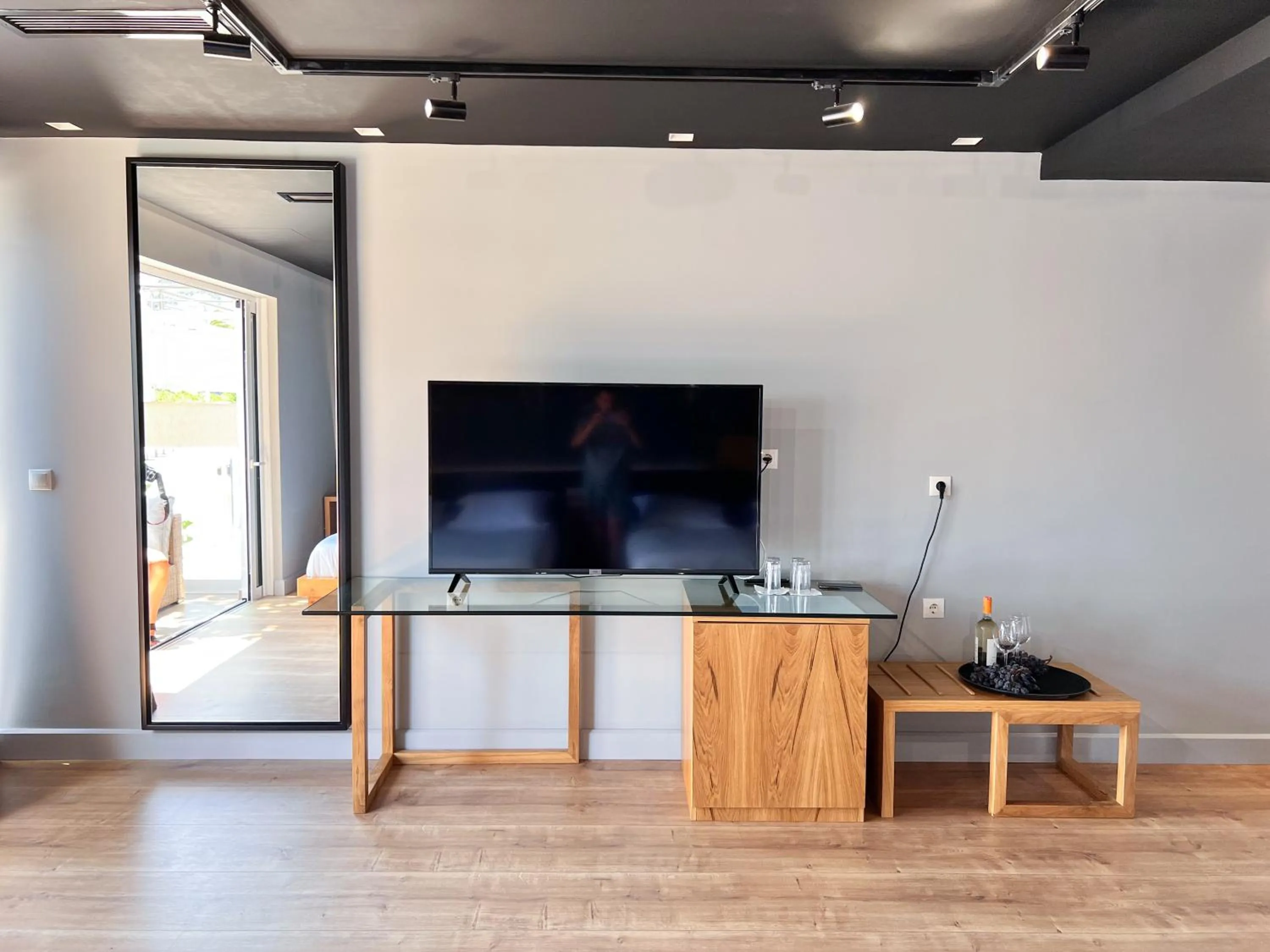 Communal lounge/ TV room in Porto Eda Hotel