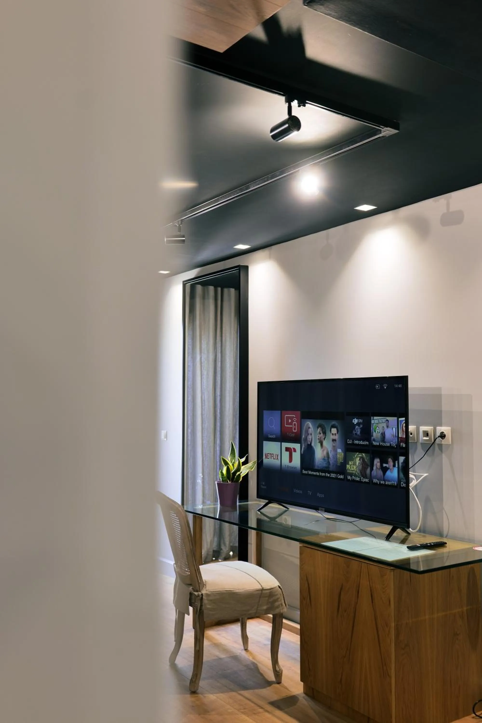 Communal lounge/ TV room in Porto Eda Hotel