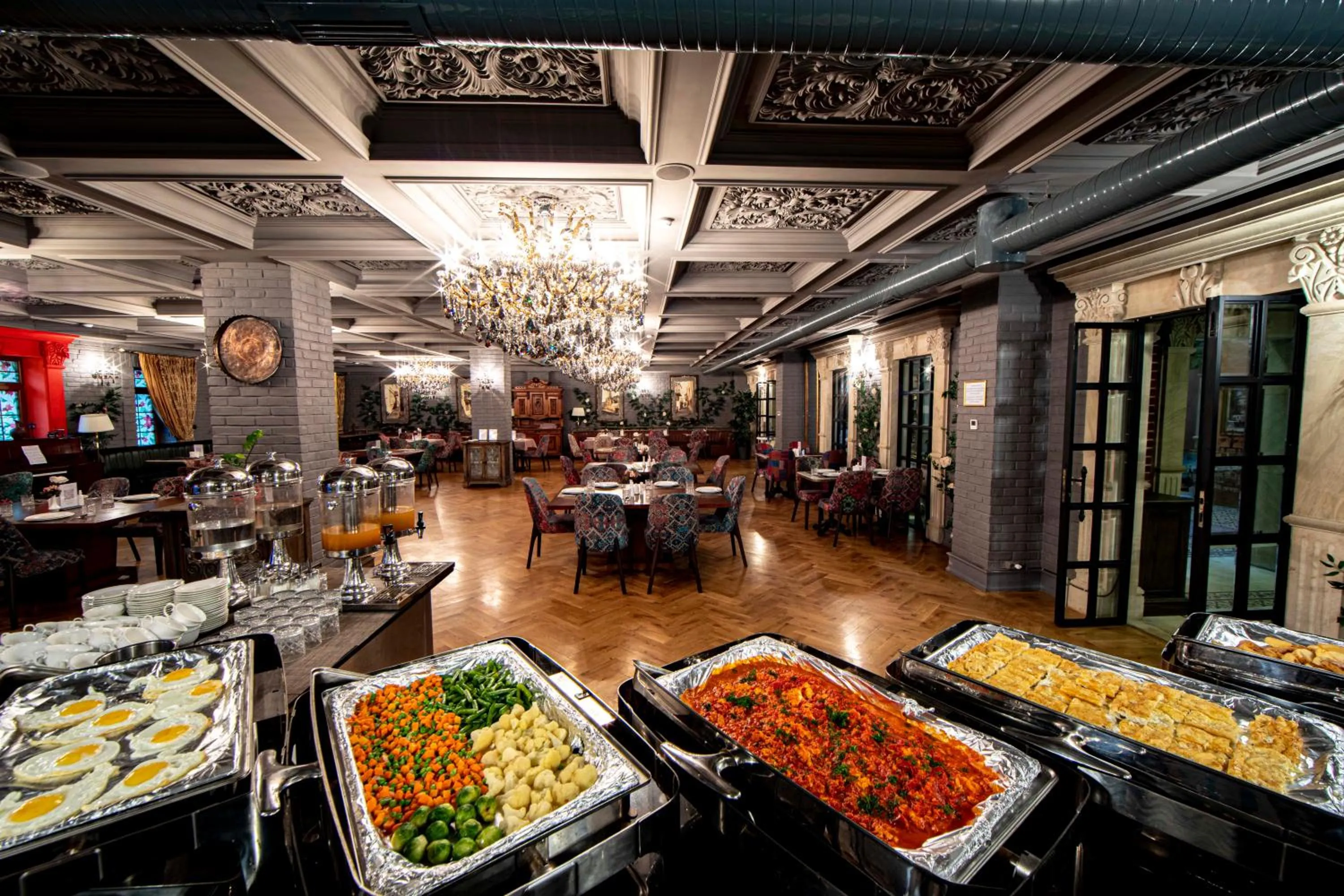 Restaurant/places to eat in Sapphire Bayil Hotel