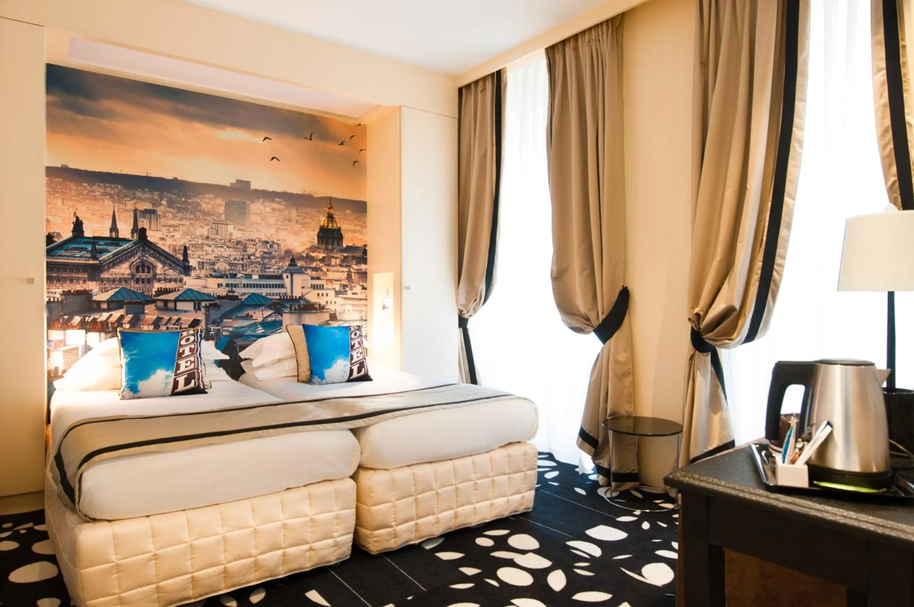 Photo of the whole room, Bed in Hotel Ile de France Opéra