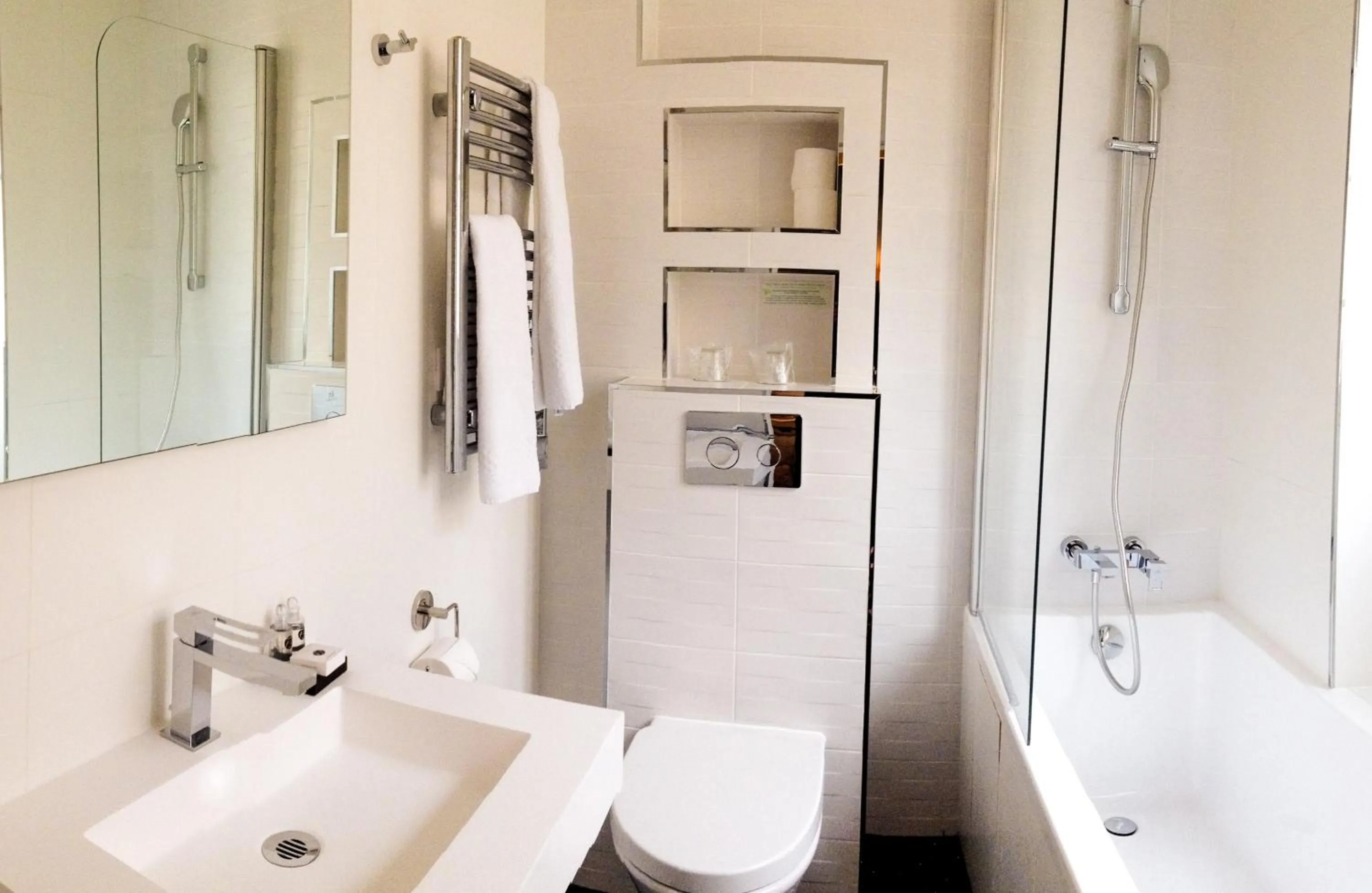 Bathroom in Hotel Ile de France Opéra