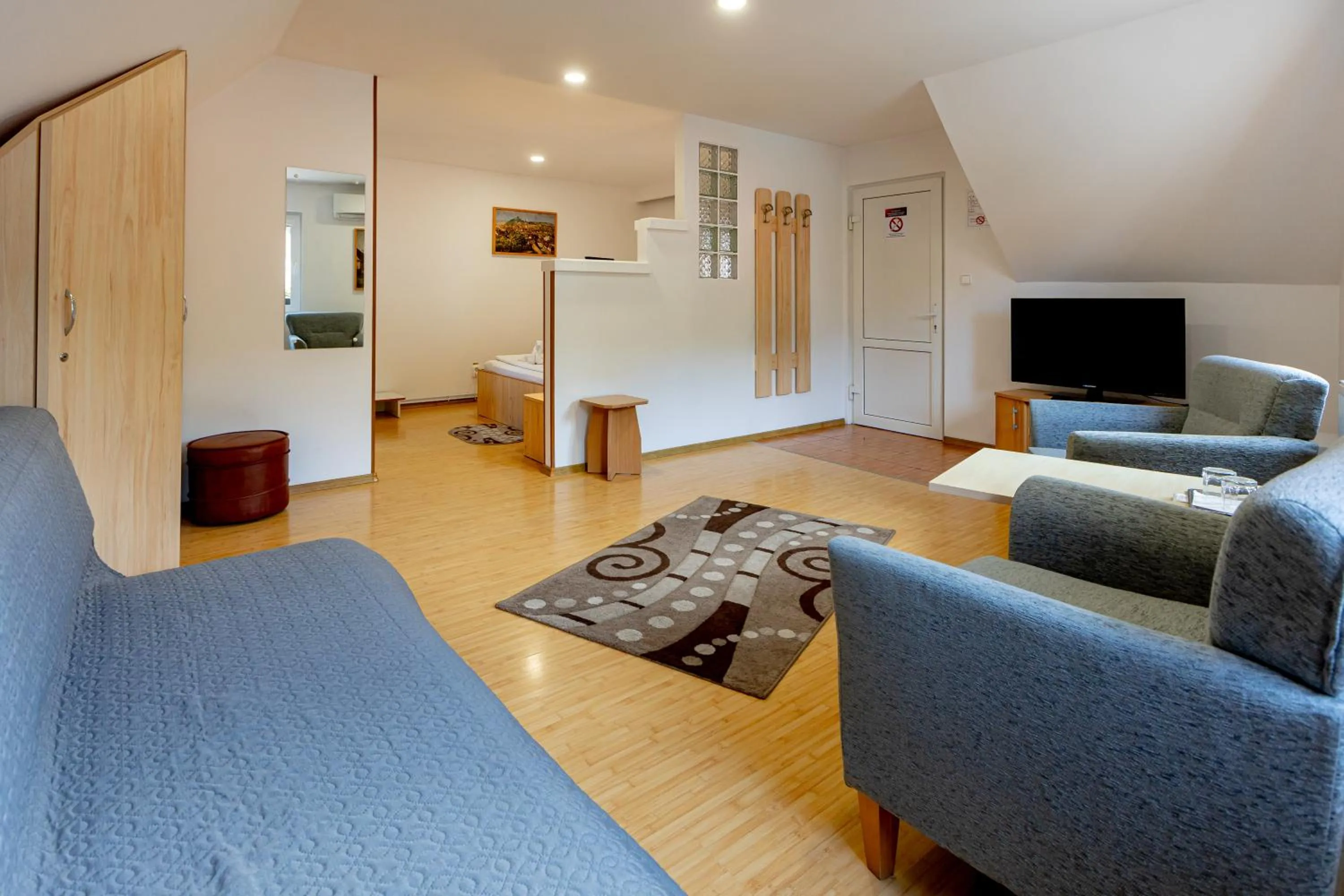 Bed in Pensiunea Joker