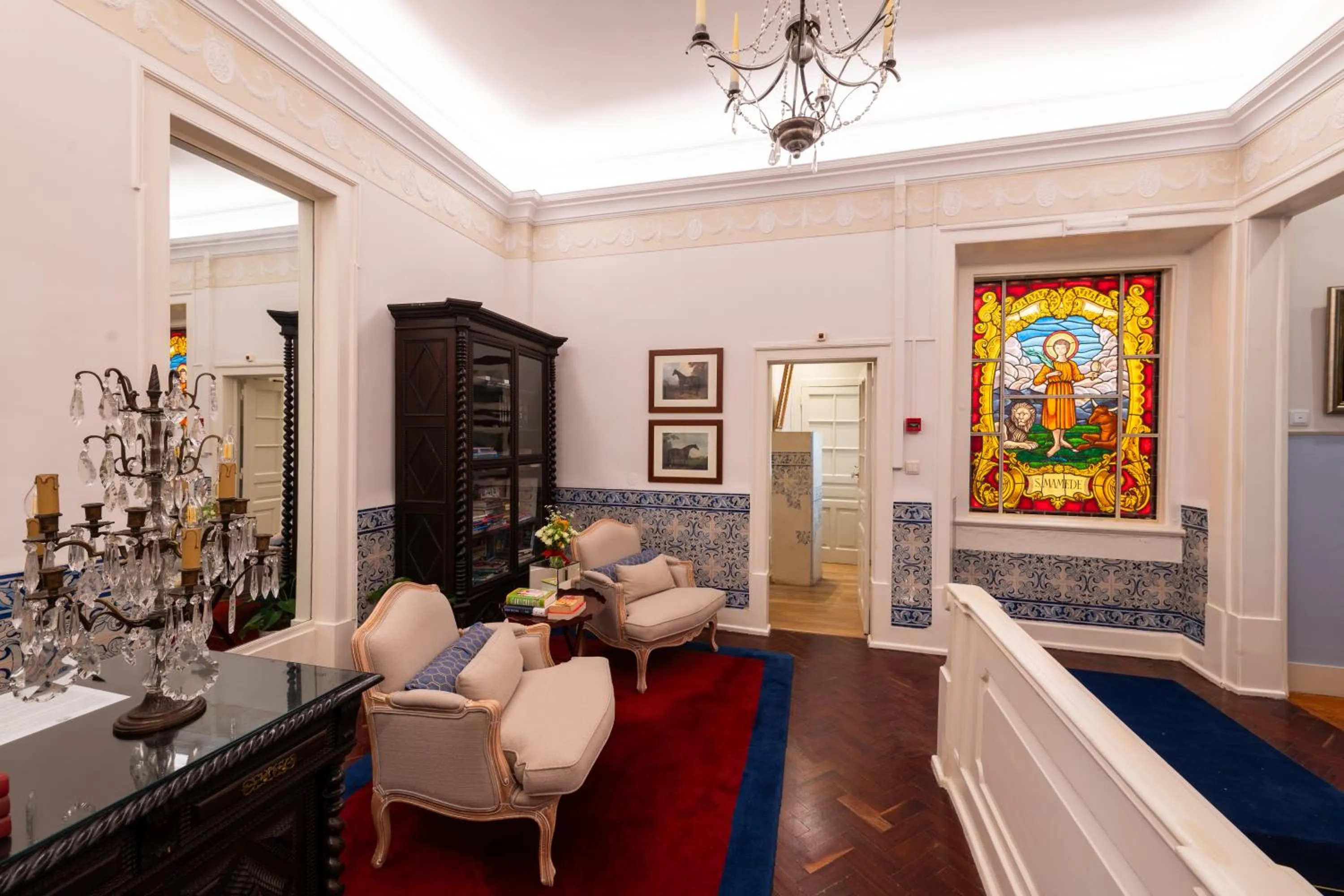 Communal lounge/ TV room in Casa de Sao Mamede Hotel