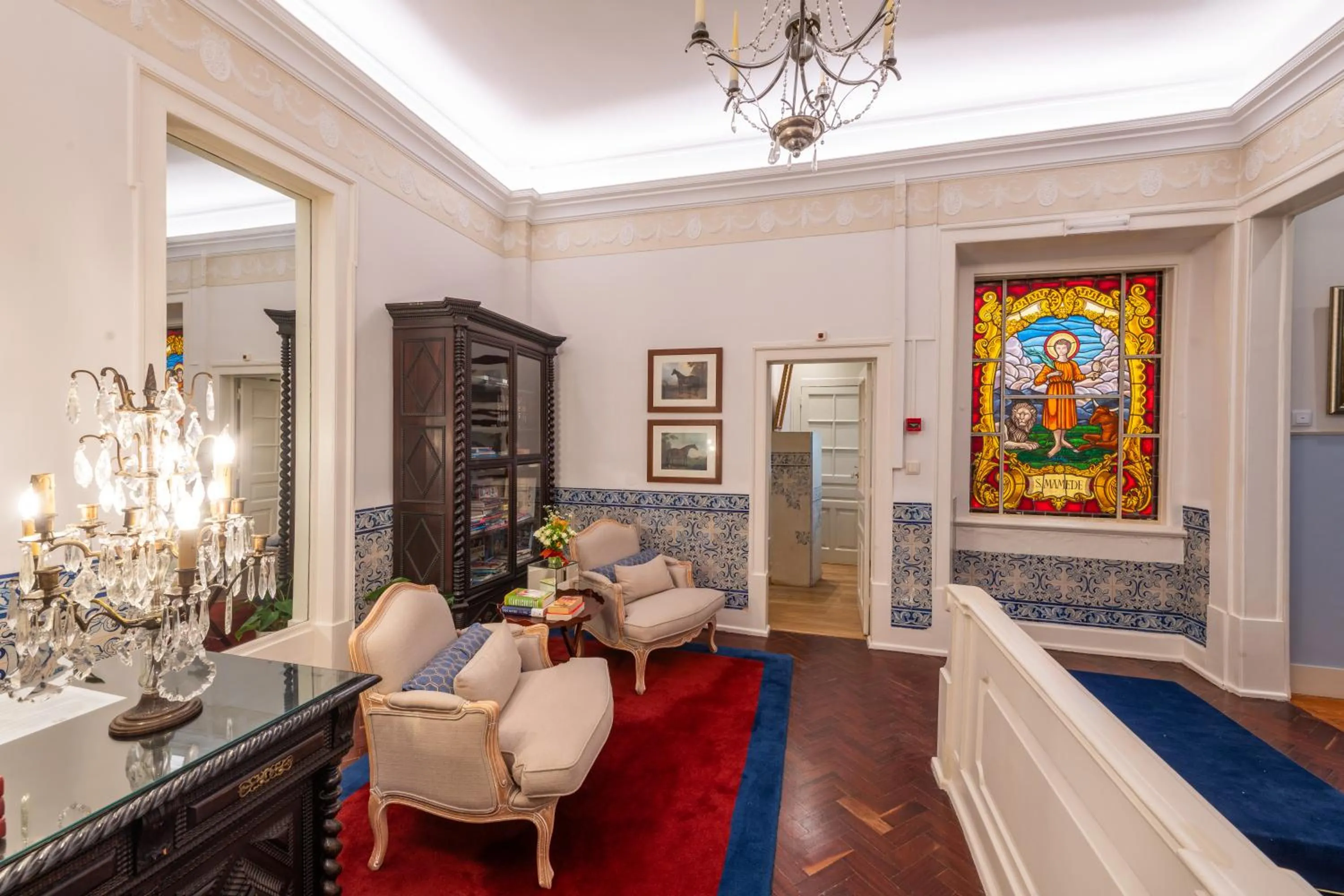 Communal lounge/ TV room in Casa de Sao Mamede Hotel