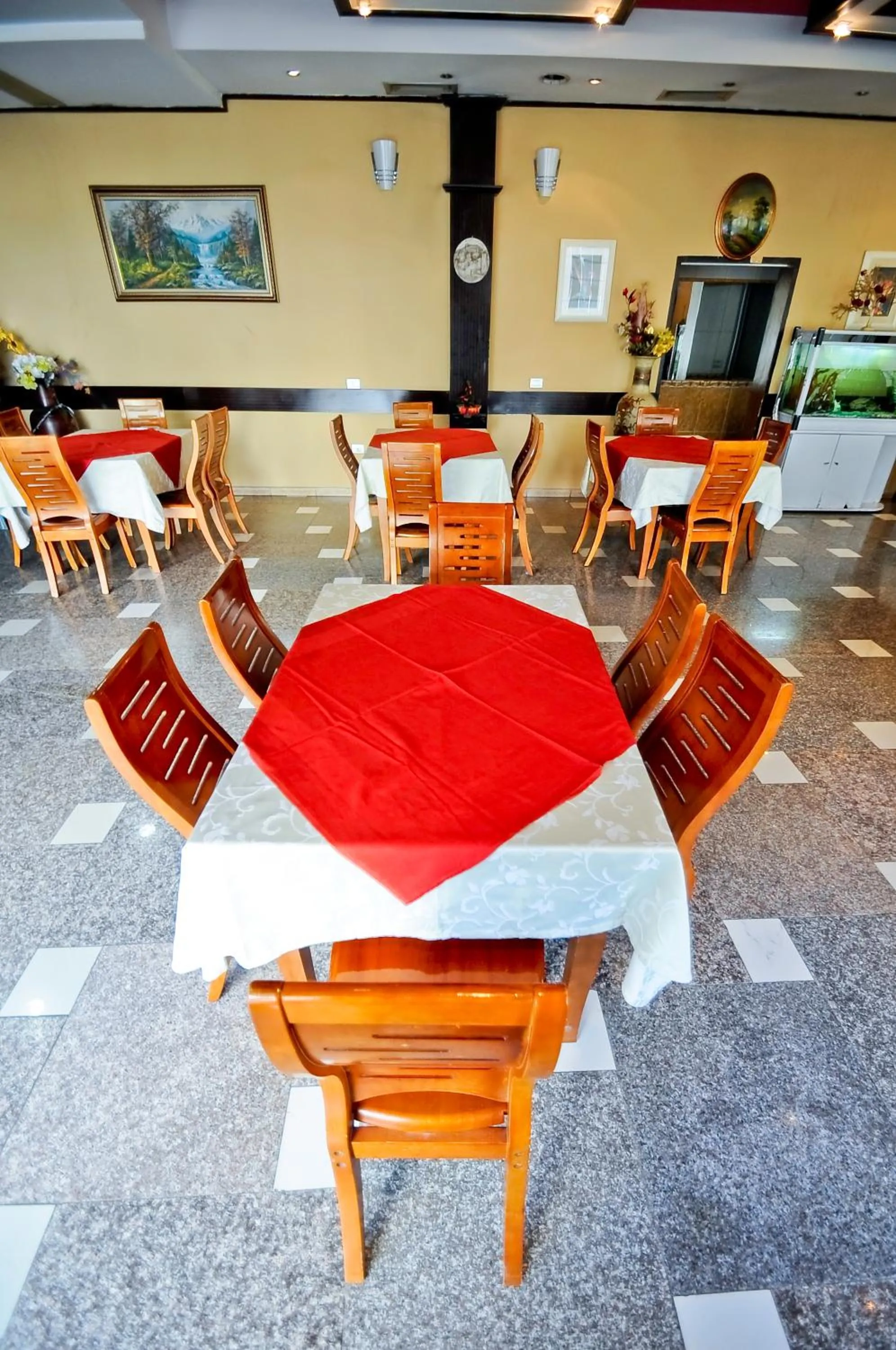 Restaurant/places to eat in Hotel Lubjana