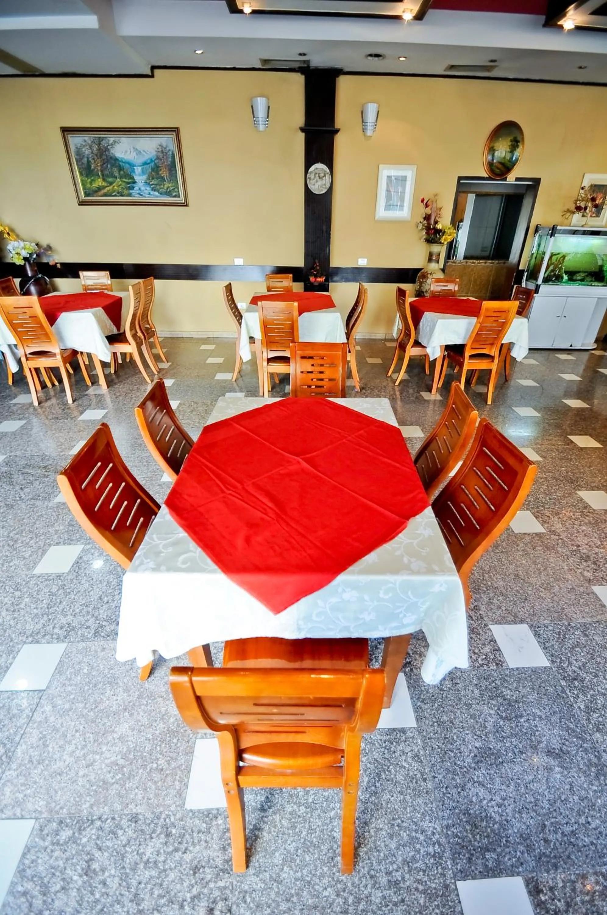 Restaurant/places to eat in Hotel Lubjana