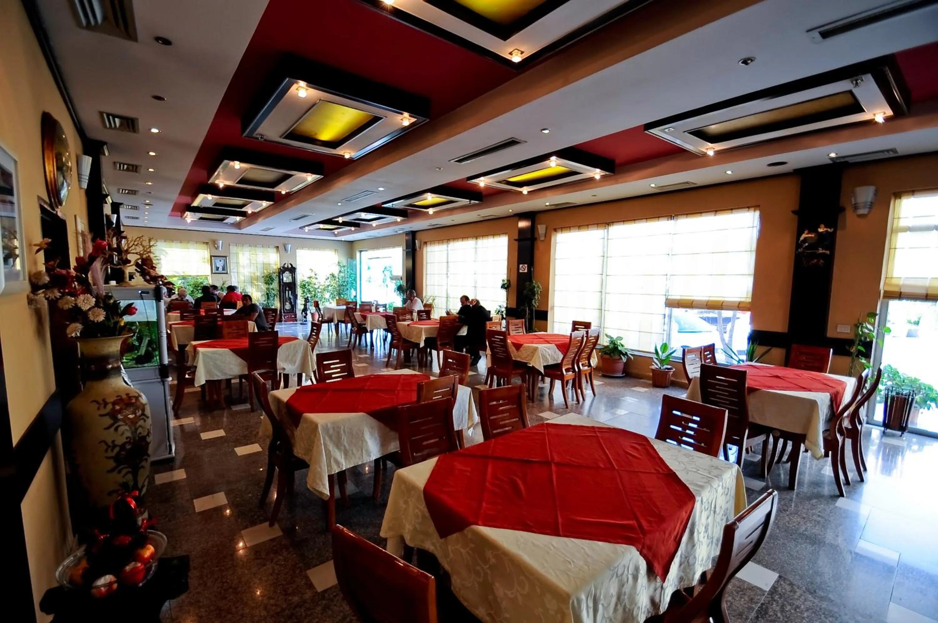 Restaurant/places to eat in Hotel Lubjana