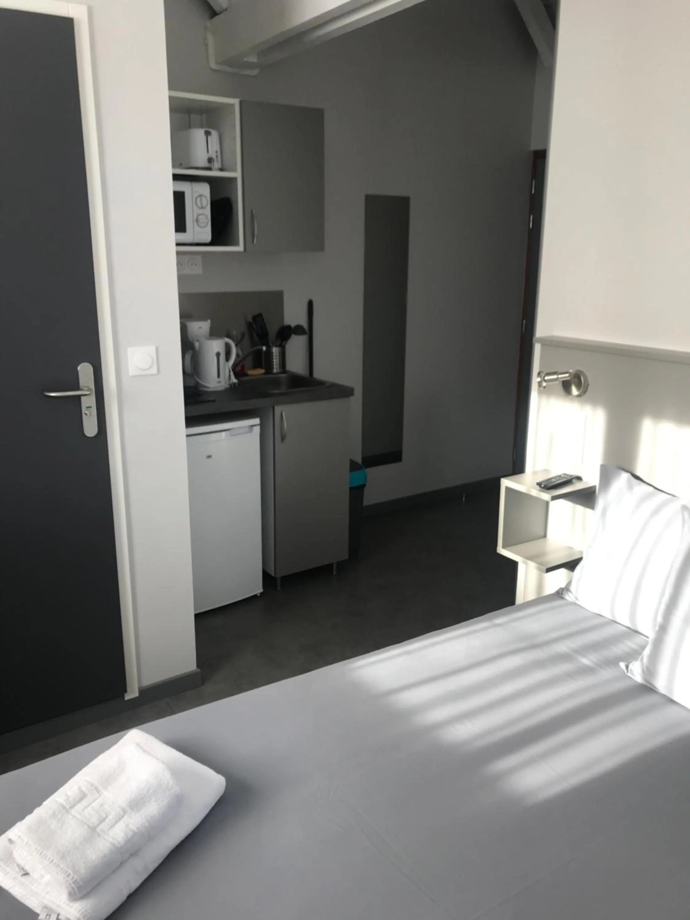Photo of the whole room, Bed in Smart Appart Caen République