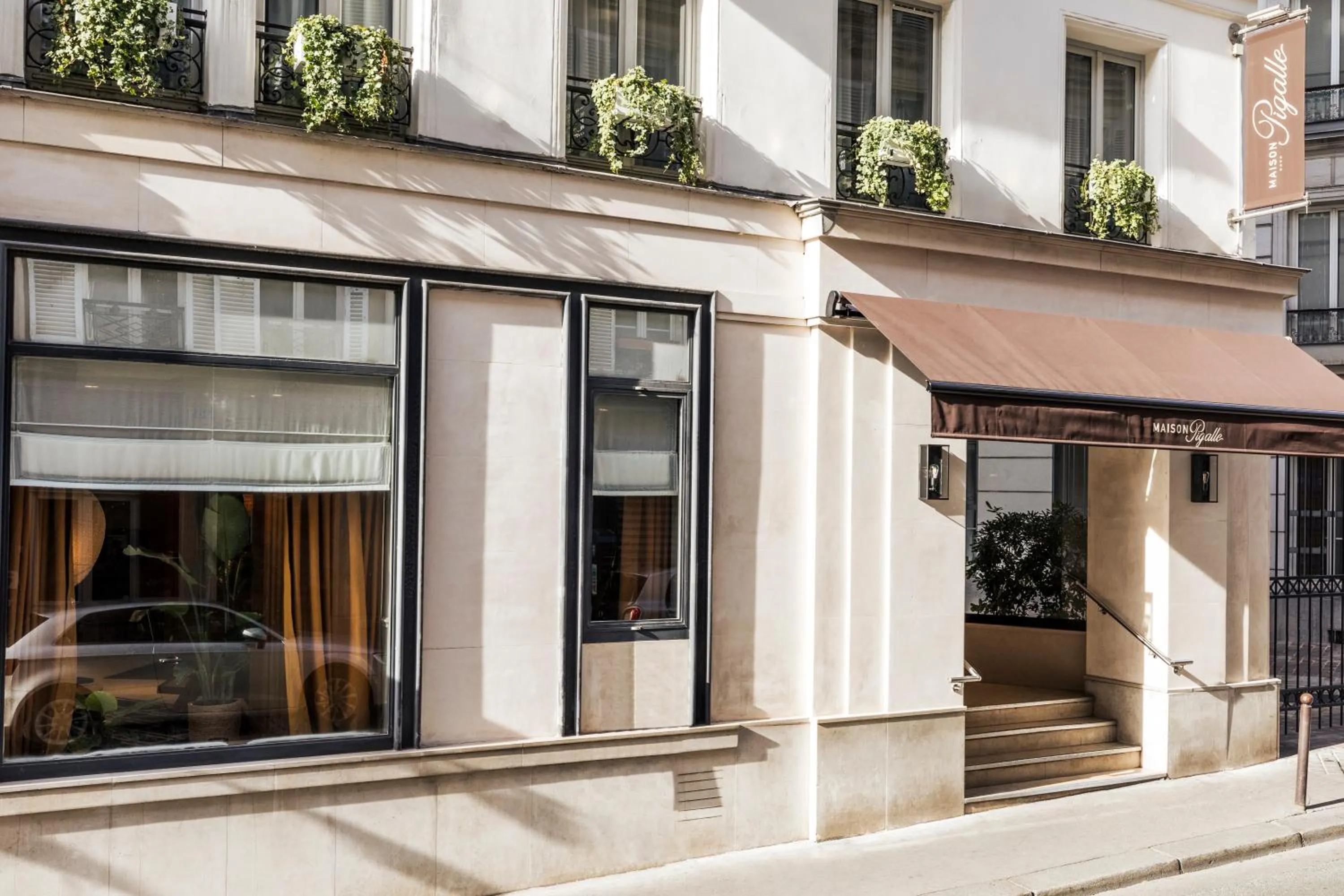 Property building in Hôtel Maison Pigalle