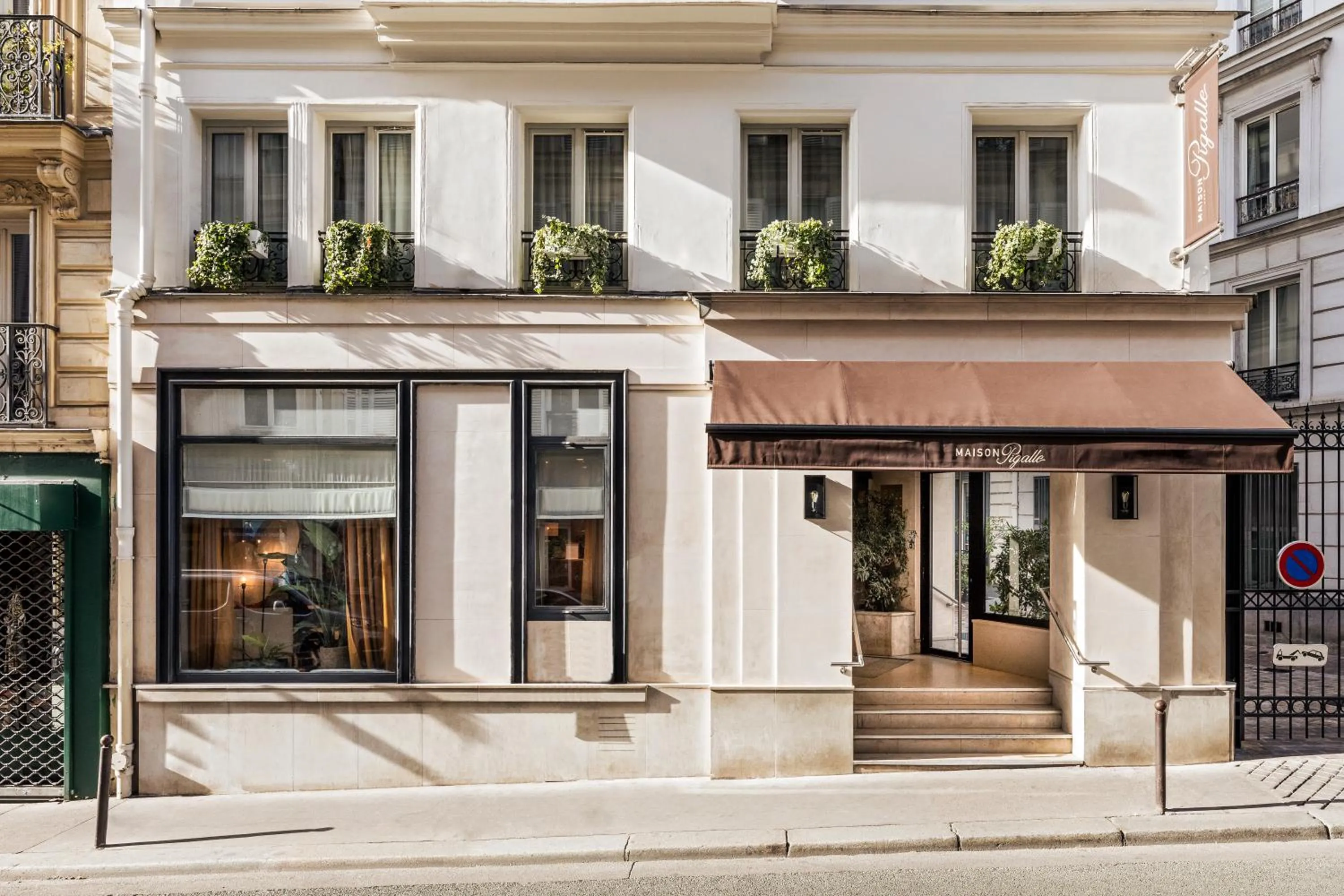 Property building in Hôtel Maison Pigalle