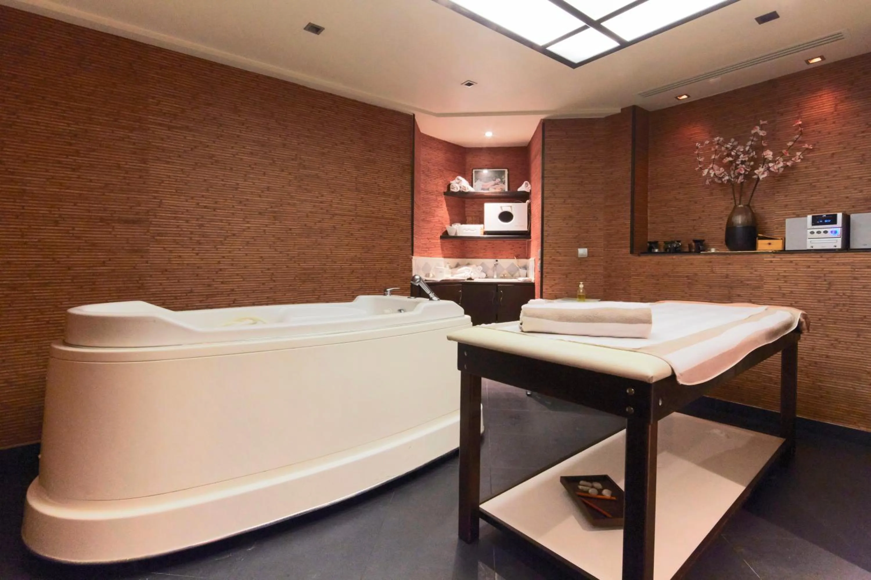 Spa and wellness centre/facilities, Bathroom in Hotel Kyriad and Spa Reims centre