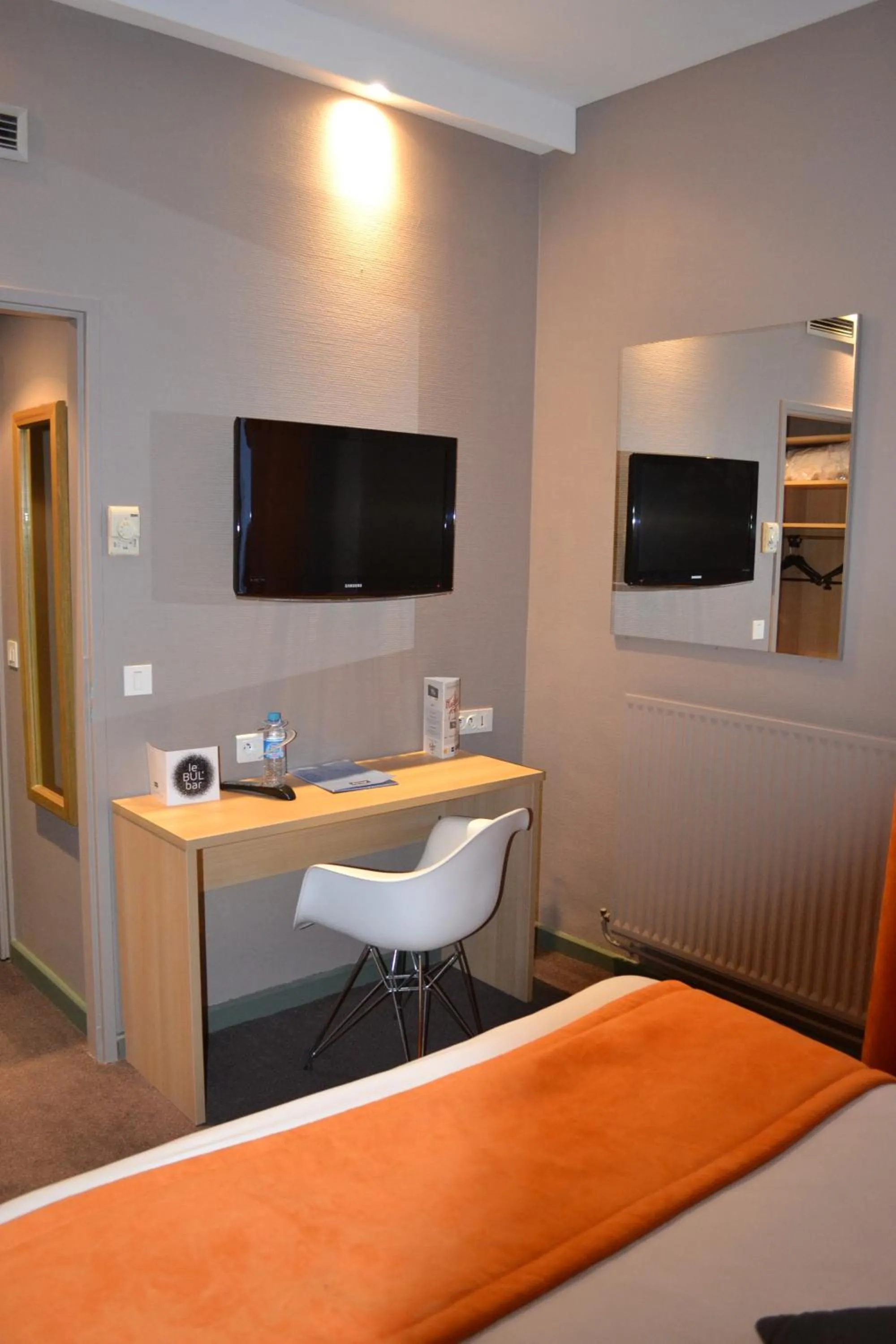 Bed, TV/Entertainment Center in Hotel Kyriad and Spa Reims centre