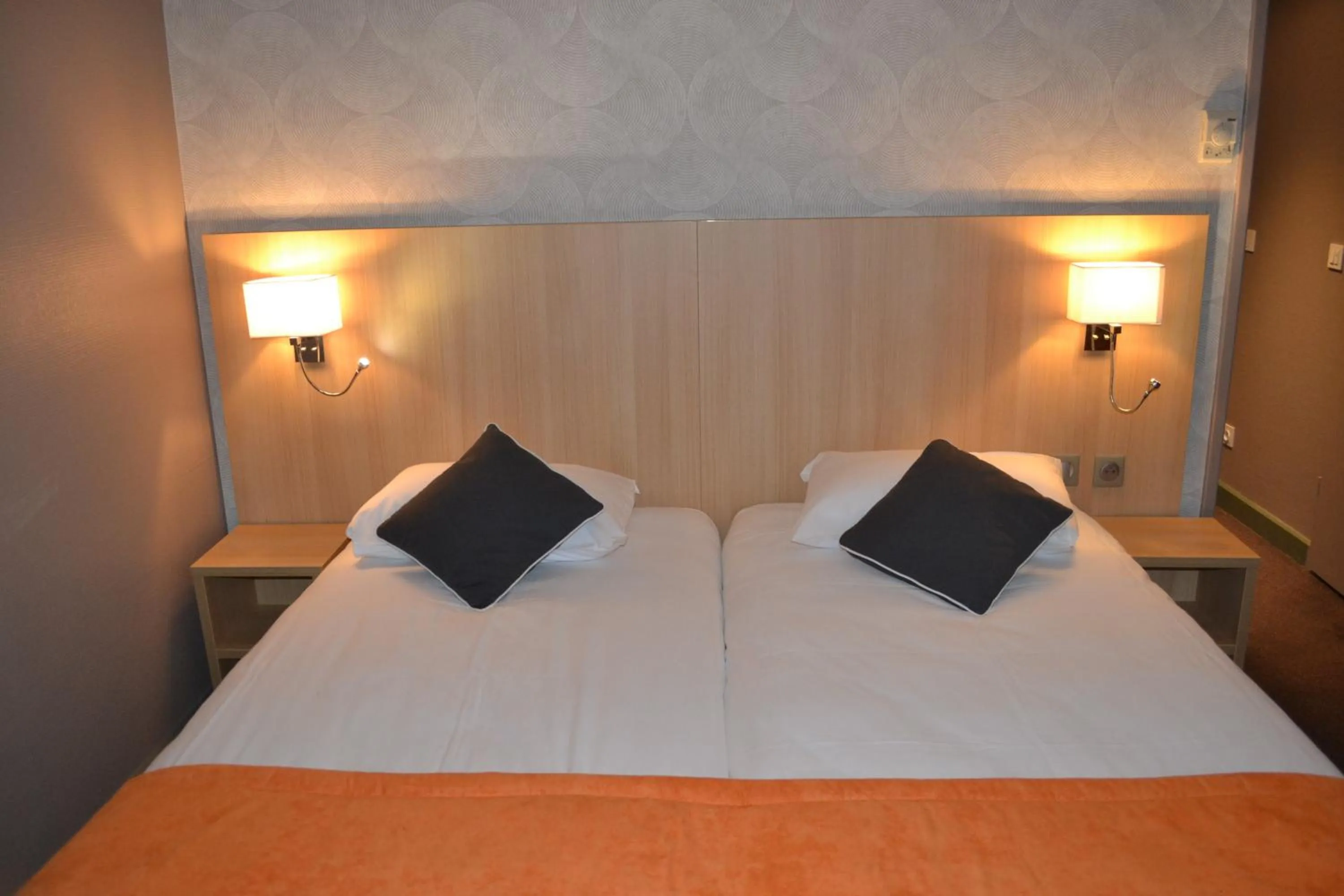 Bed in Hotel Kyriad and Spa Reims centre