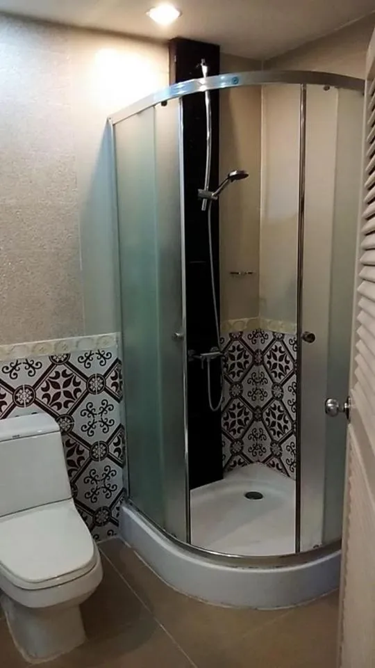 Bathroom in Tonkoon Hotel