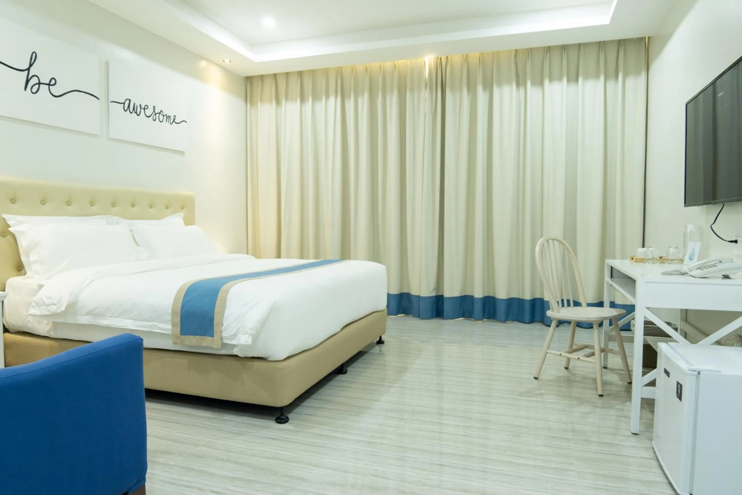 Bed in Hampton Suites