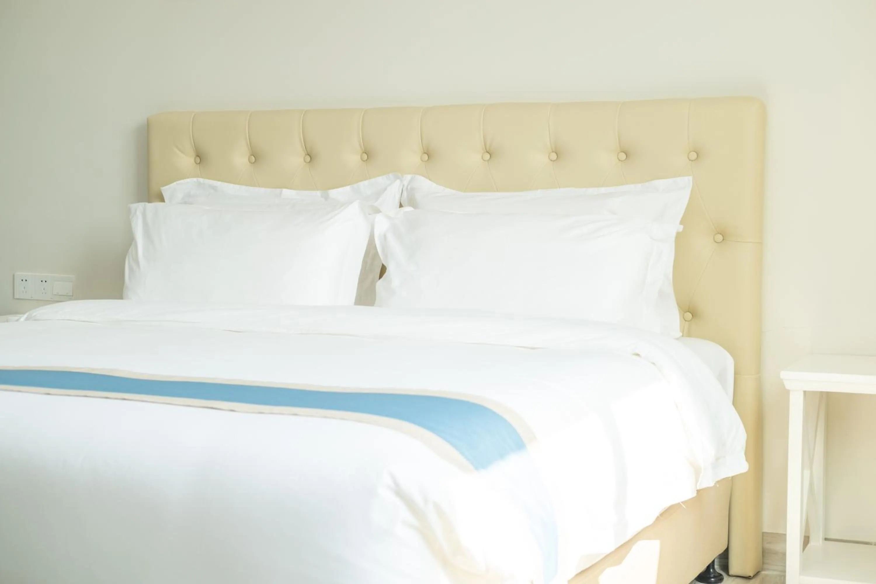 Bed in Hampton Suites