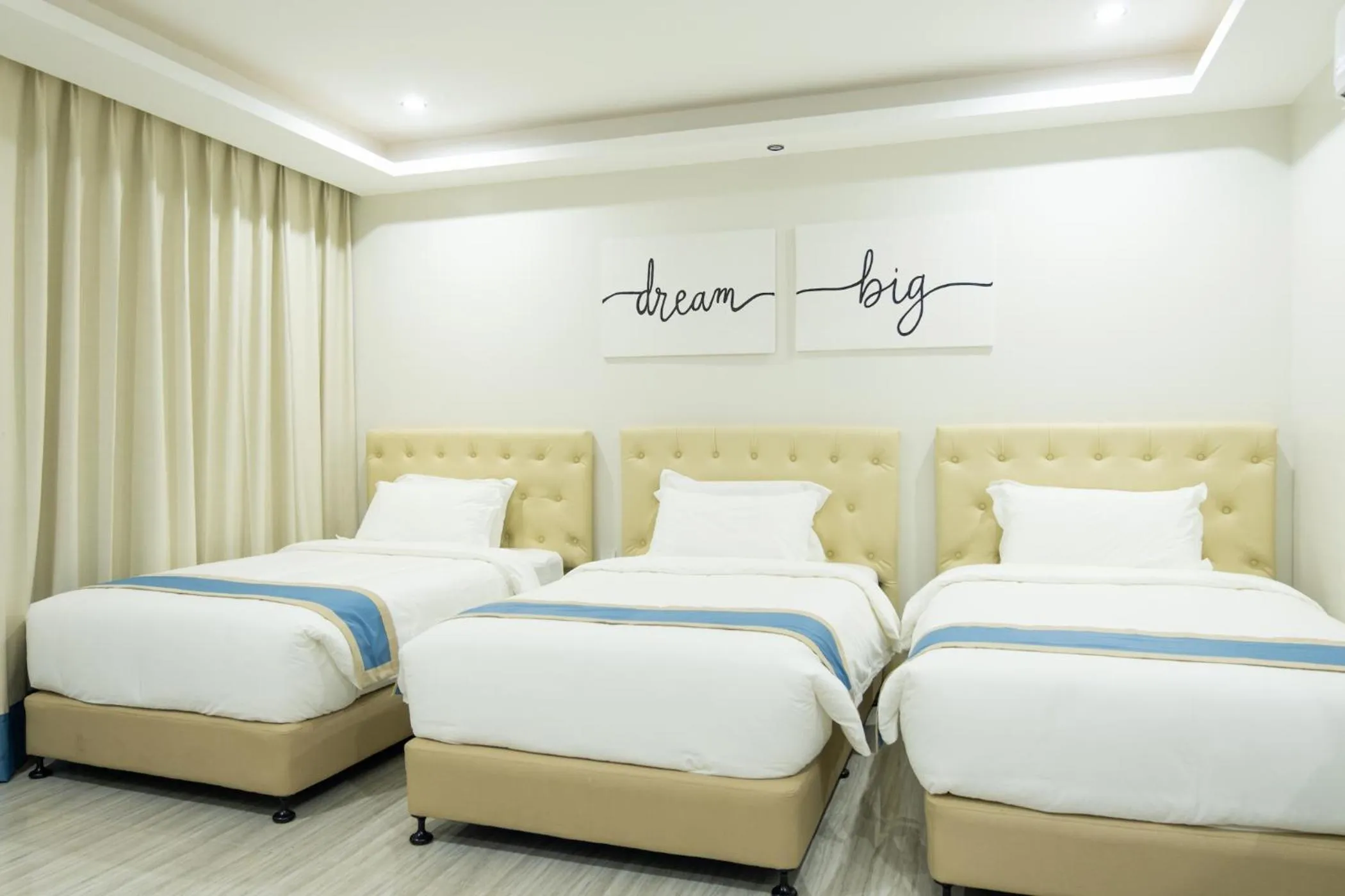 Bed in Hampton Suites