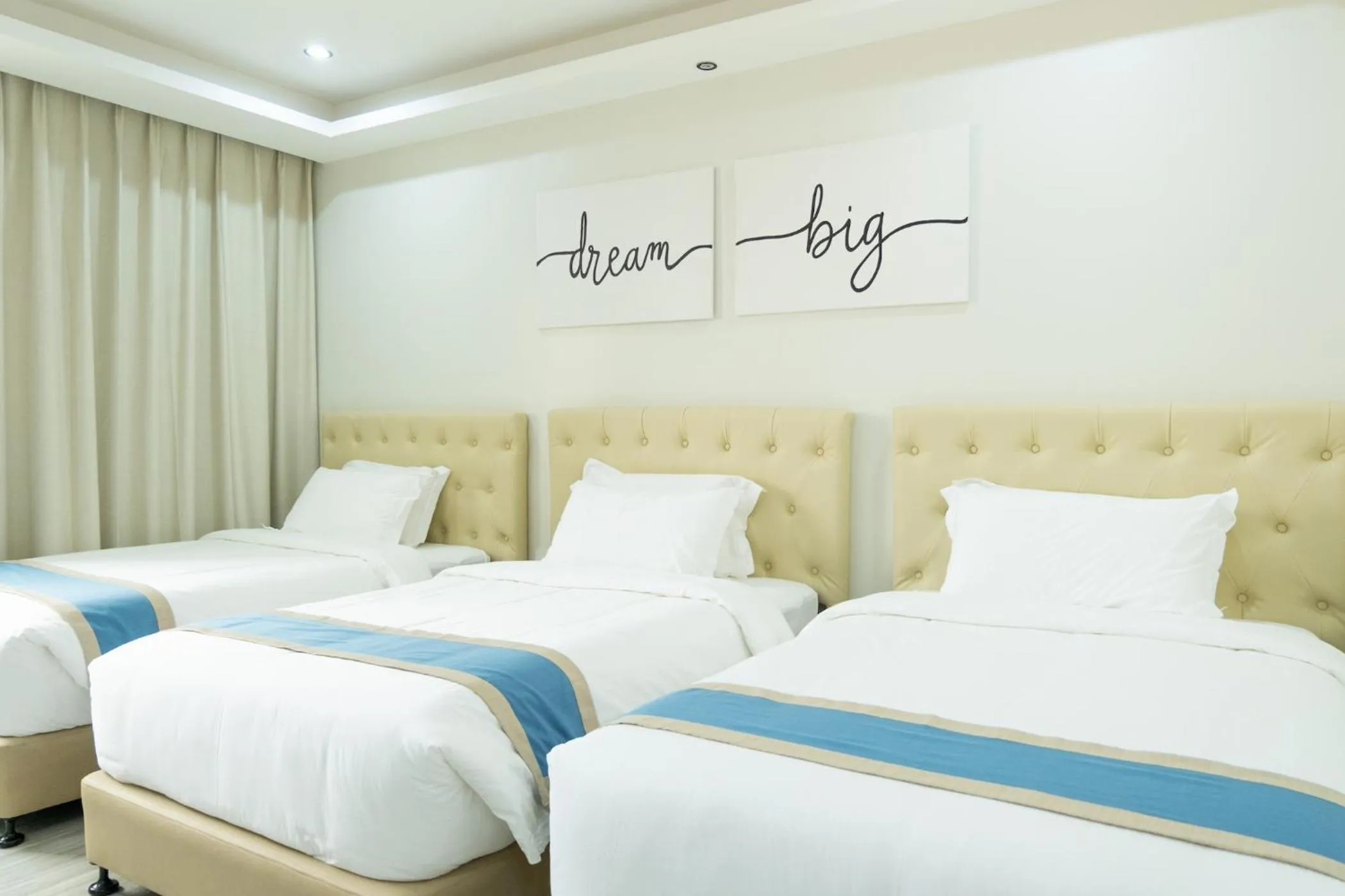 Bed in Hampton Suites