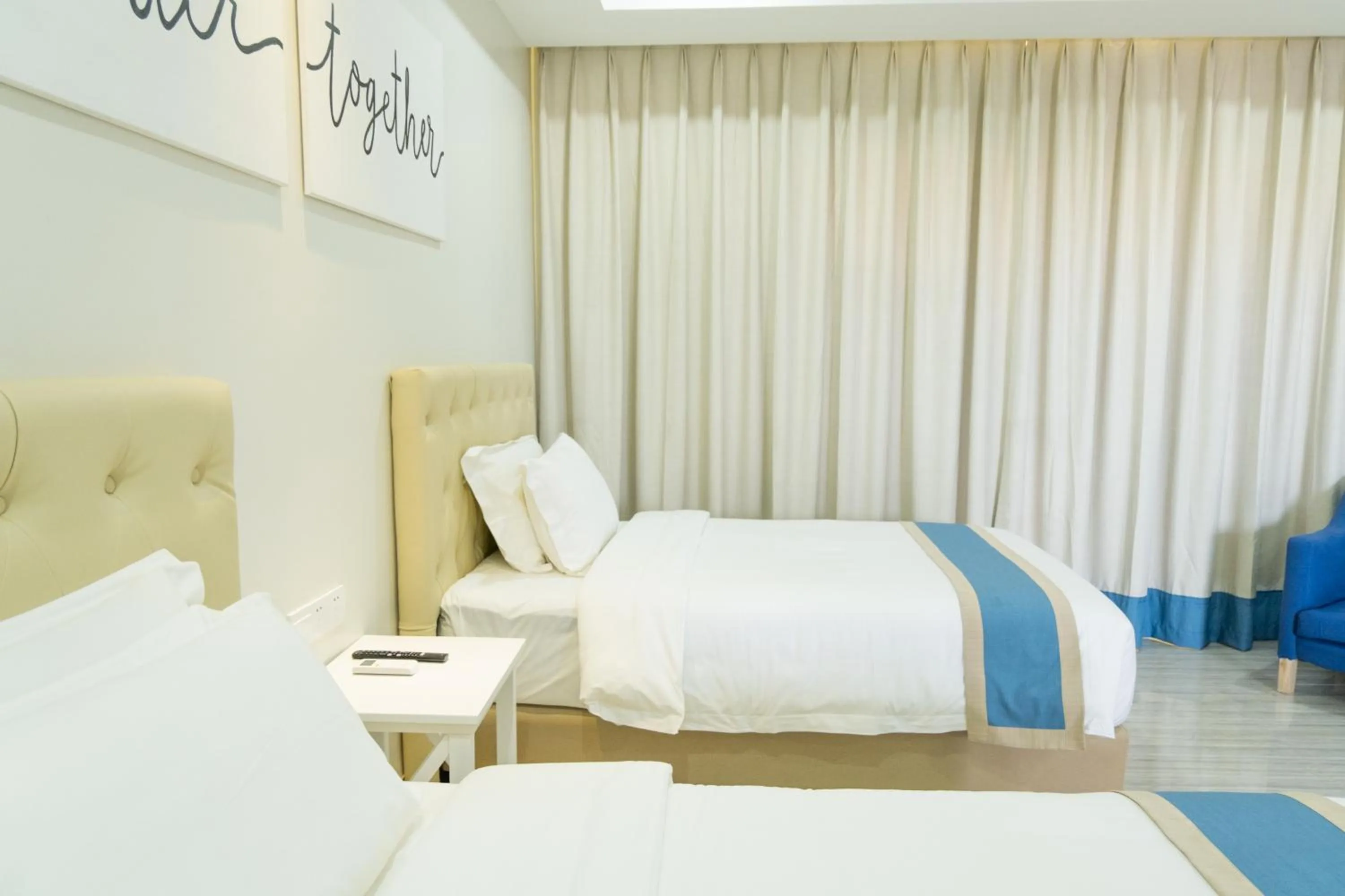 Bed in Hampton Suites