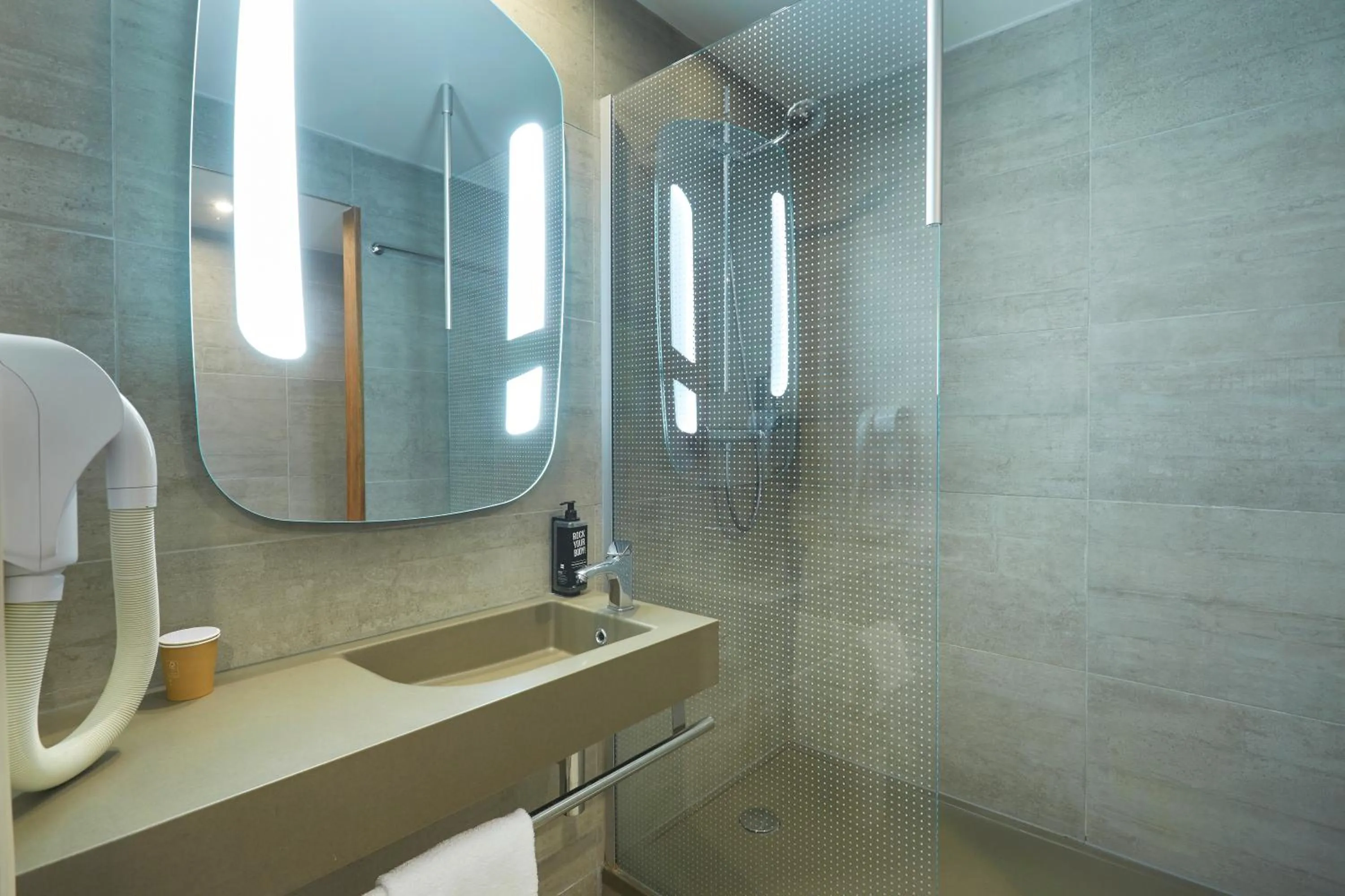 Shower in ibis Annemasse-Genève