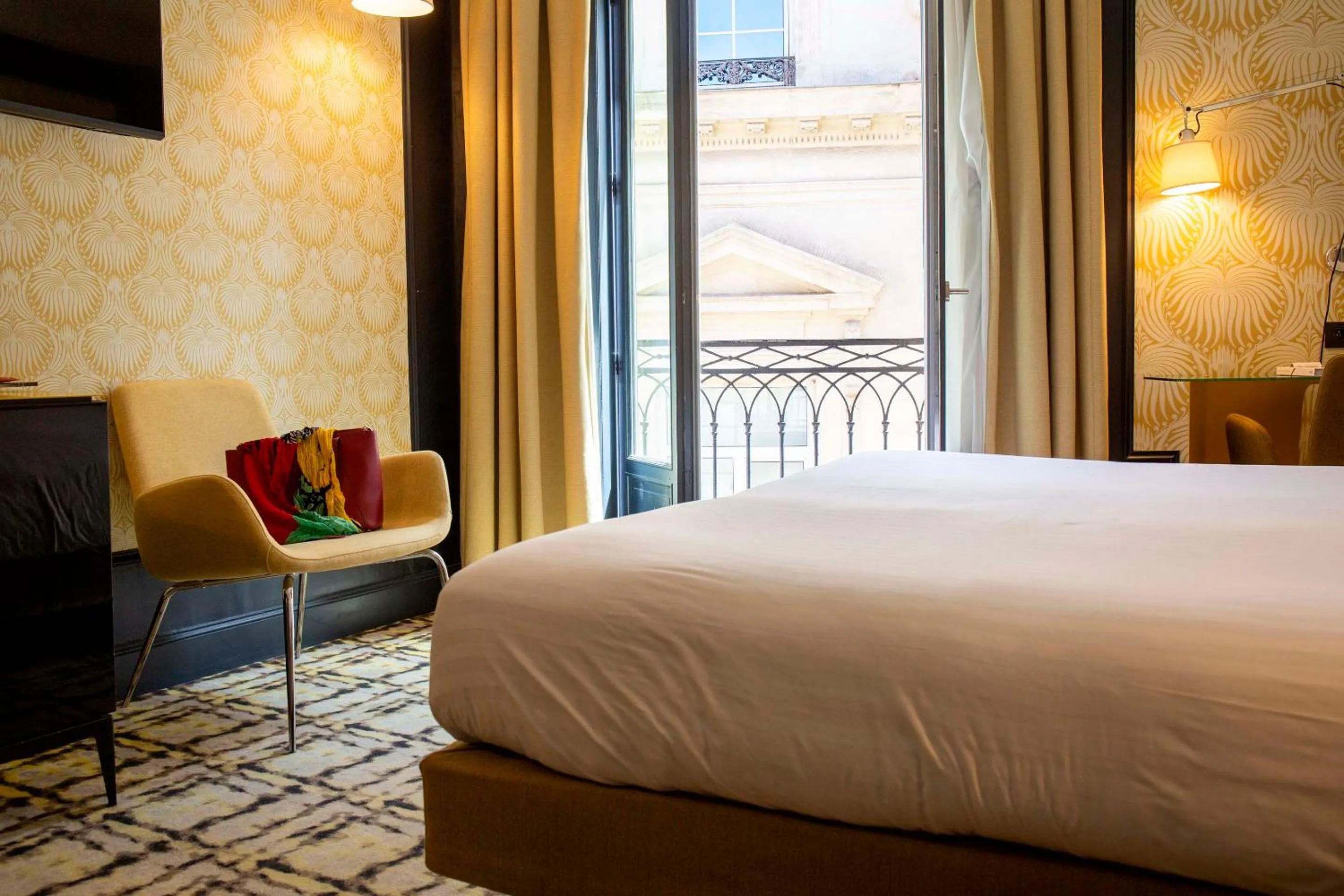 Bed in Grand Hôtel du Midi Montpellier - Opéra Comédie