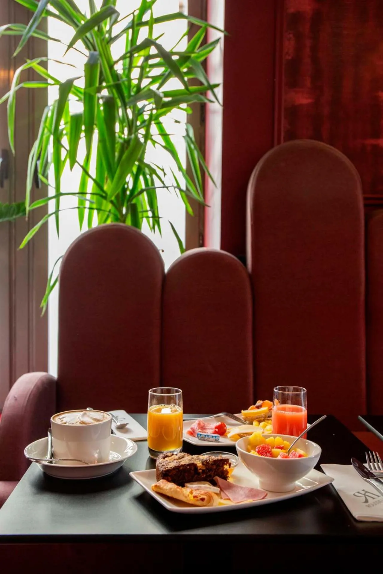 Breakfast in Grand Hôtel du Midi Montpellier - Opéra Comédie