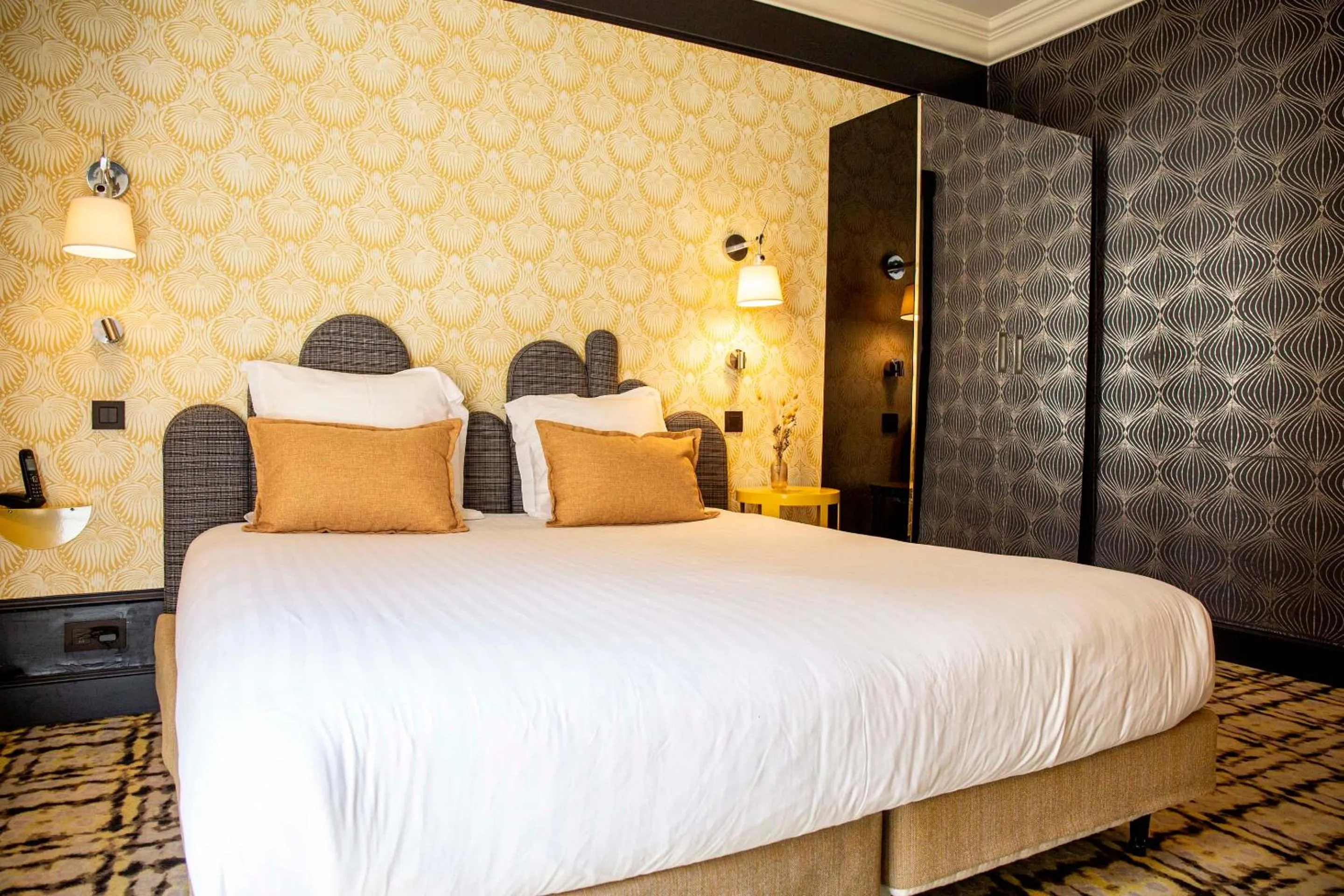 Bed in Grand Hôtel du Midi Montpellier - Opéra Comédie