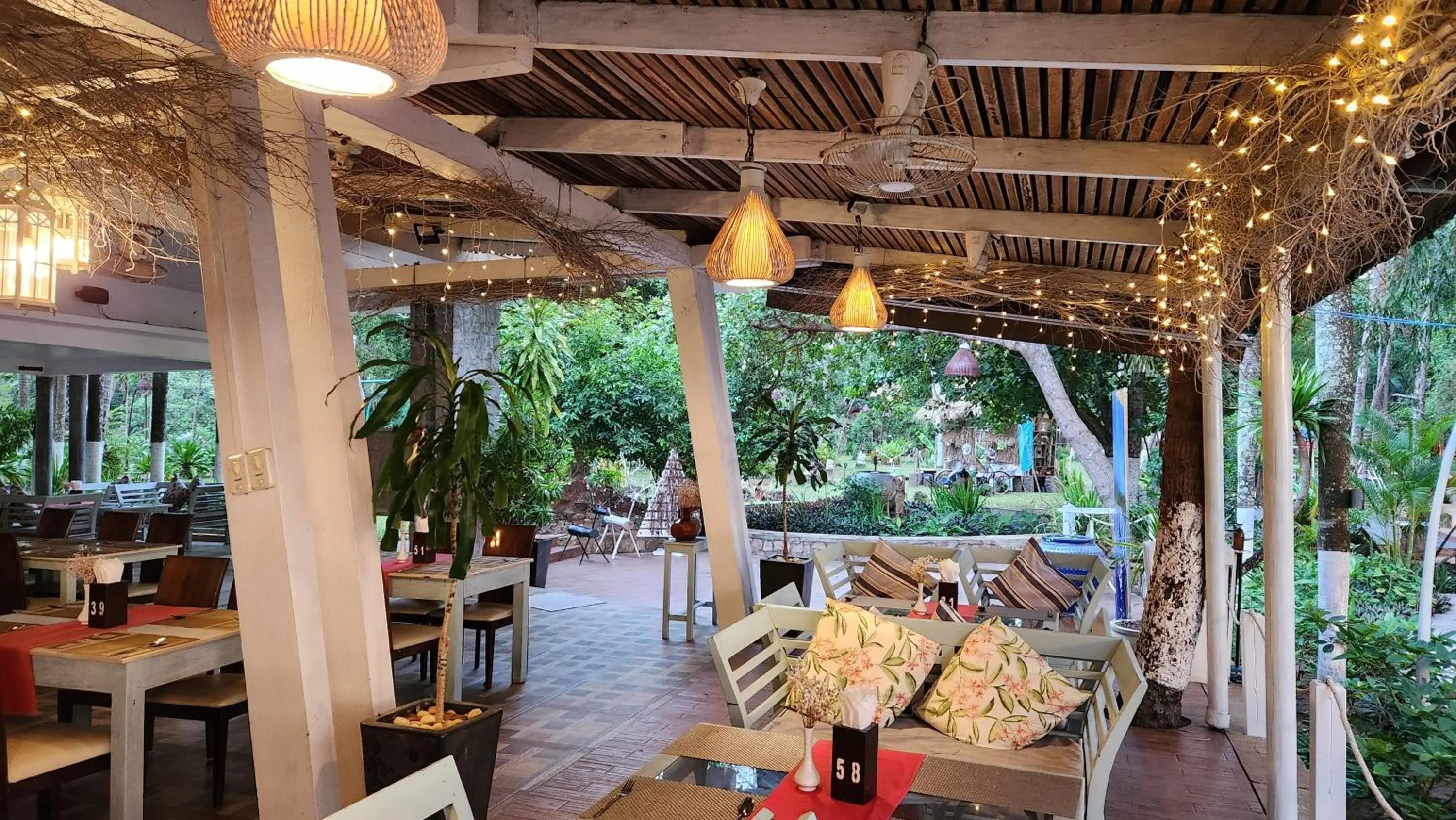 Restaurant/places to eat in Nataya Round House Coral Bay Resort