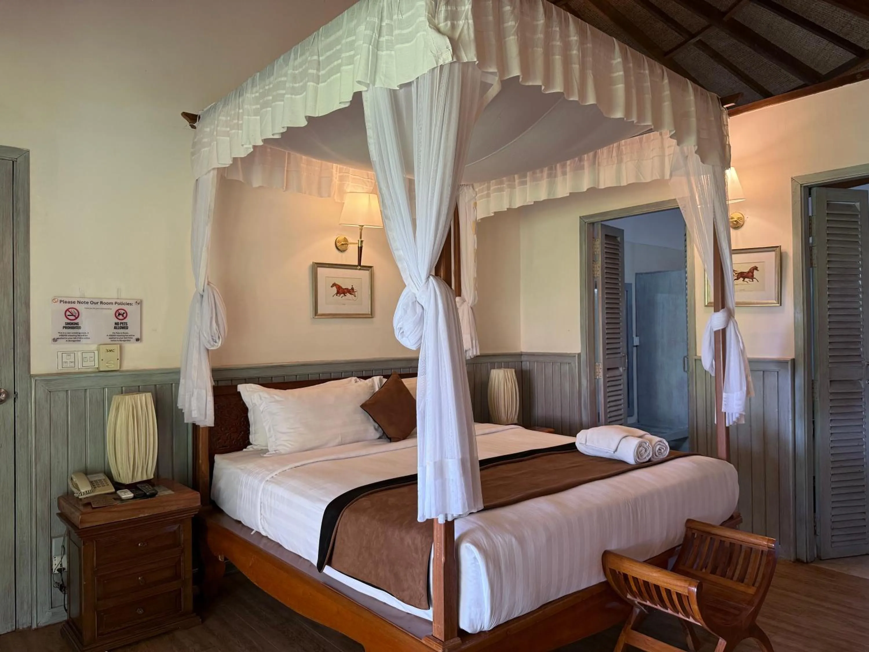 Bed in Nataya Round House Coral Bay Resort