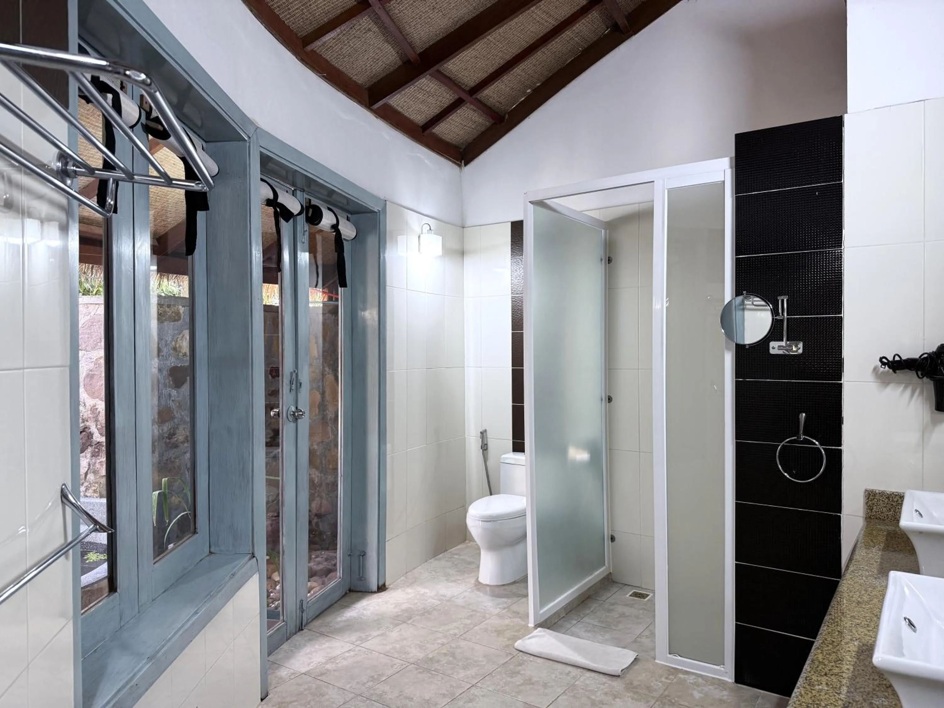 Bathroom in Nataya Round House Coral Bay Resort