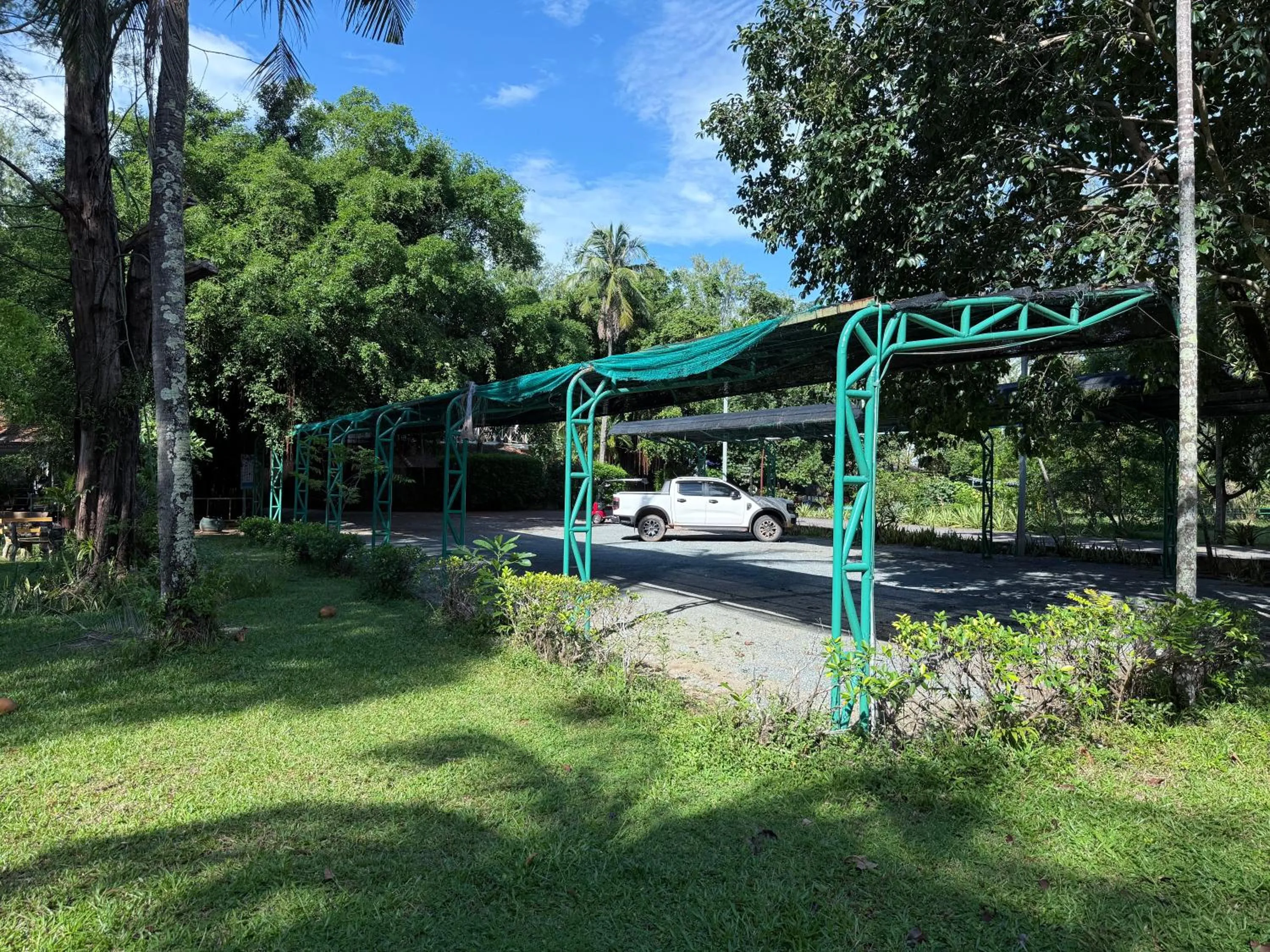 Parking in Nataya Round House Coral Bay Resort