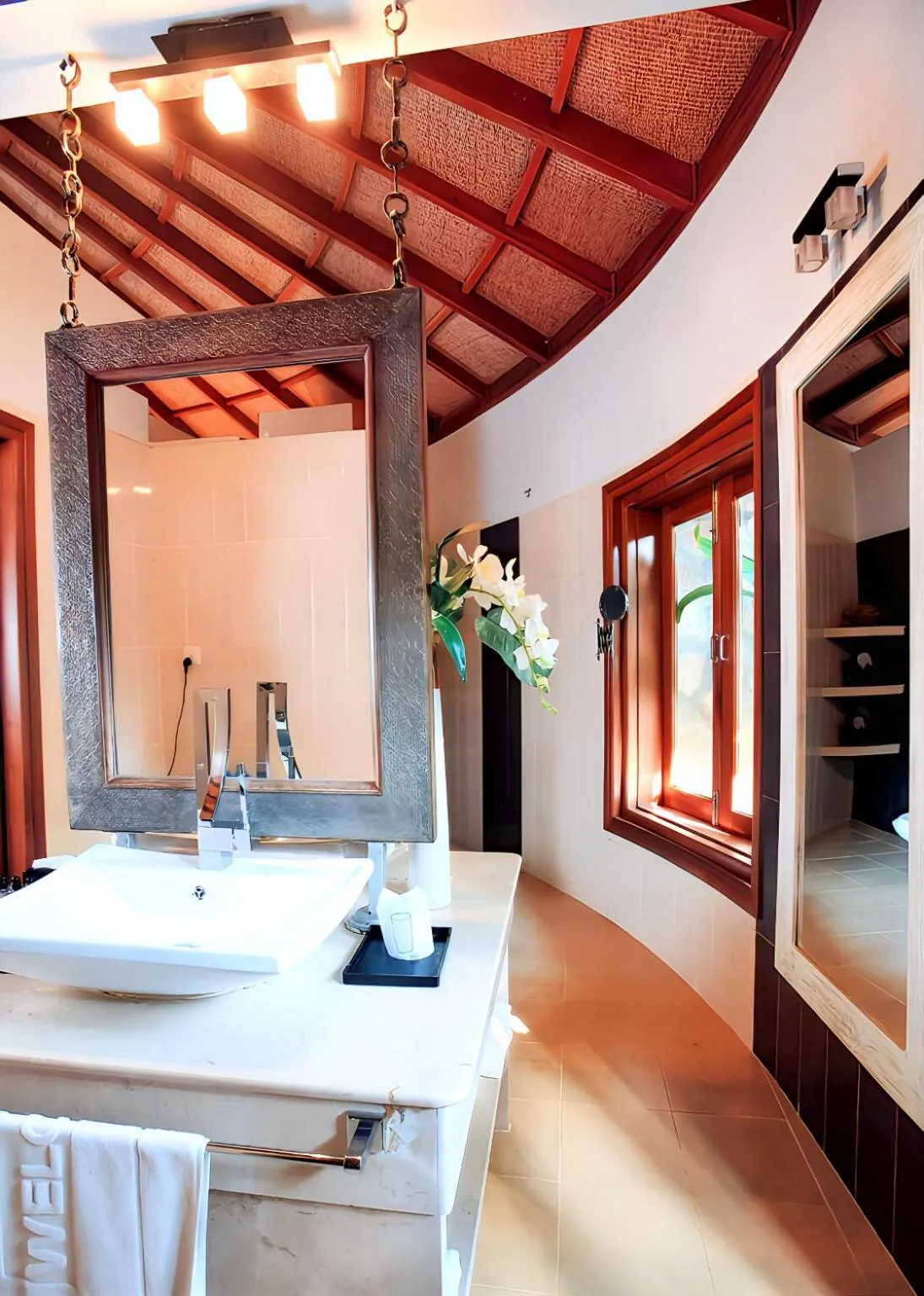Bathroom in Nataya Round House Coral Bay Resort