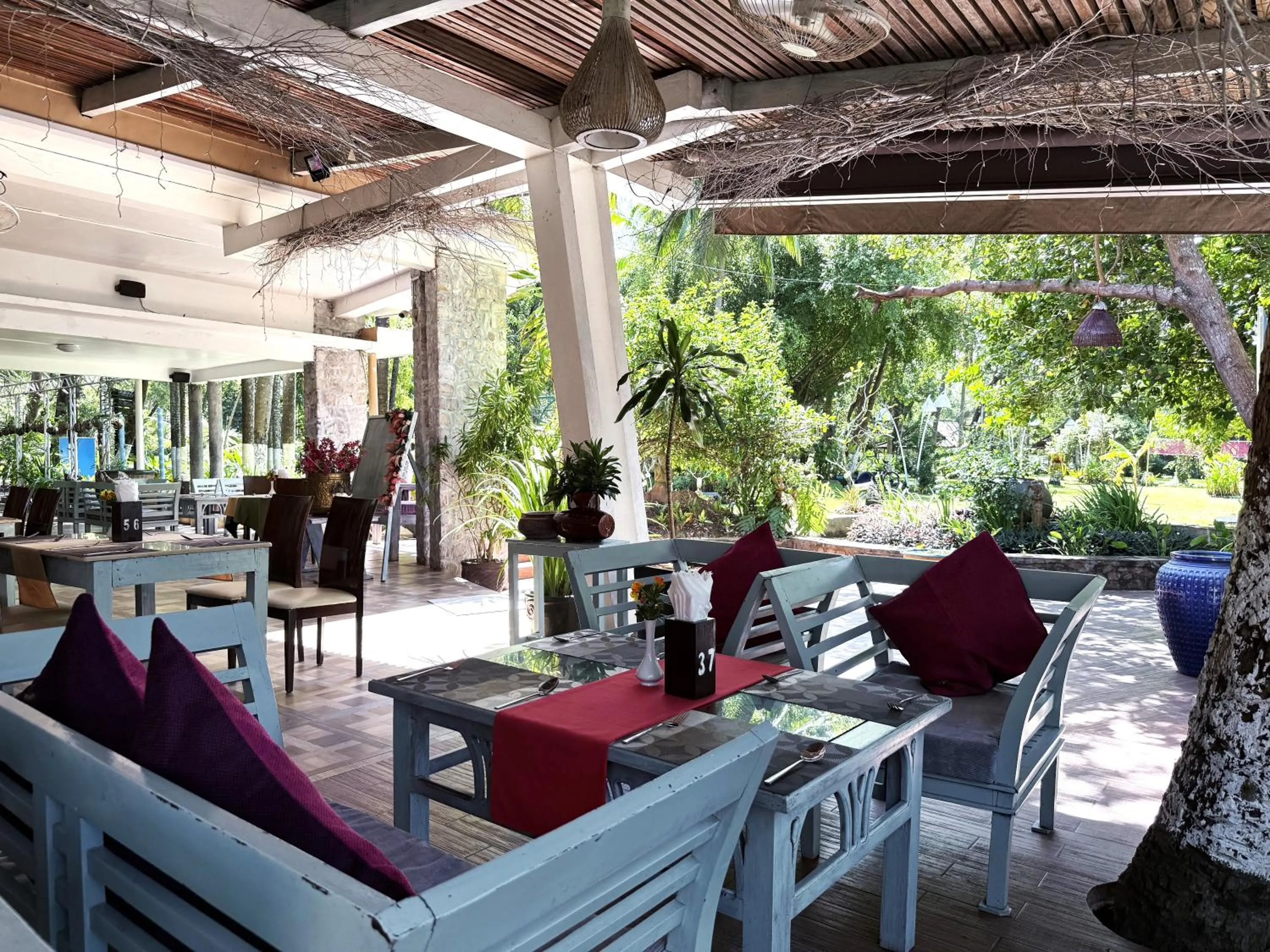 Restaurant/places to eat in Nataya Round House Coral Bay Resort