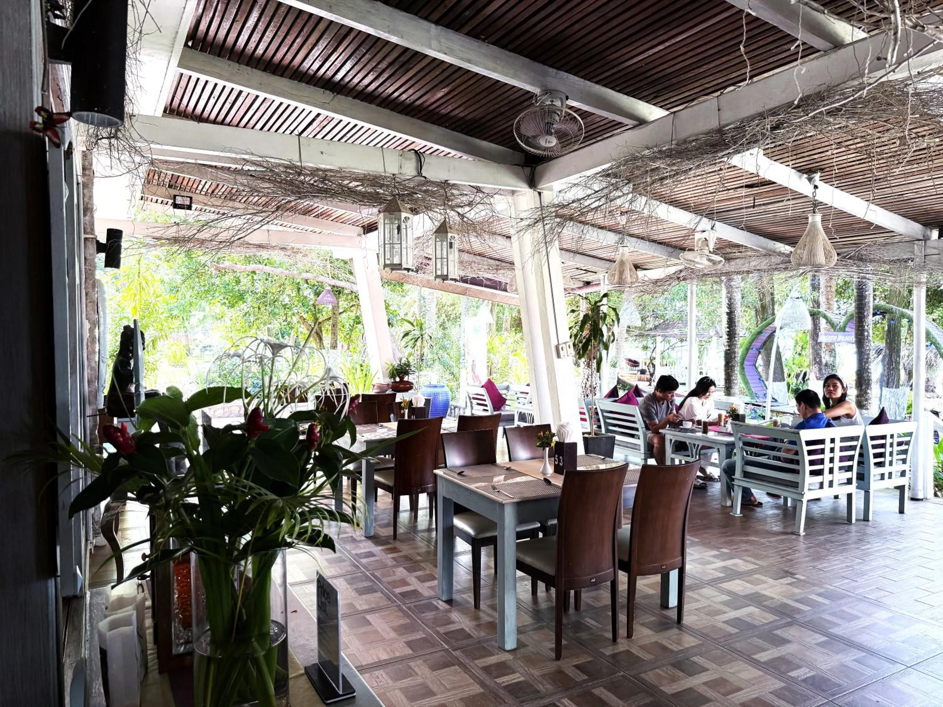 Restaurant/places to eat in Nataya Round House Coral Bay Resort