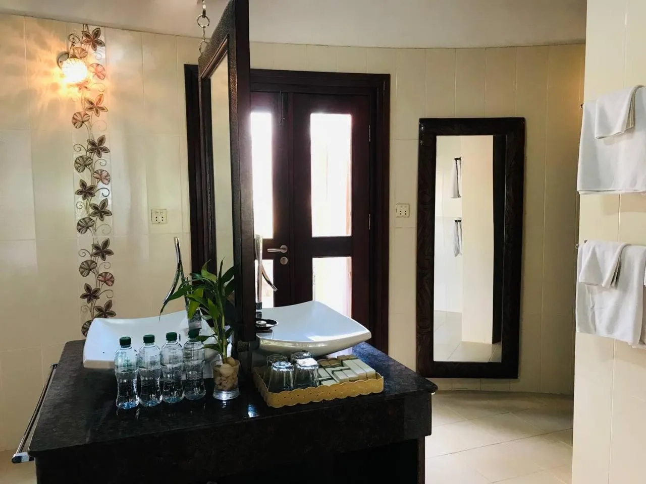 Bathroom in Nataya Round House Coral Bay Resort