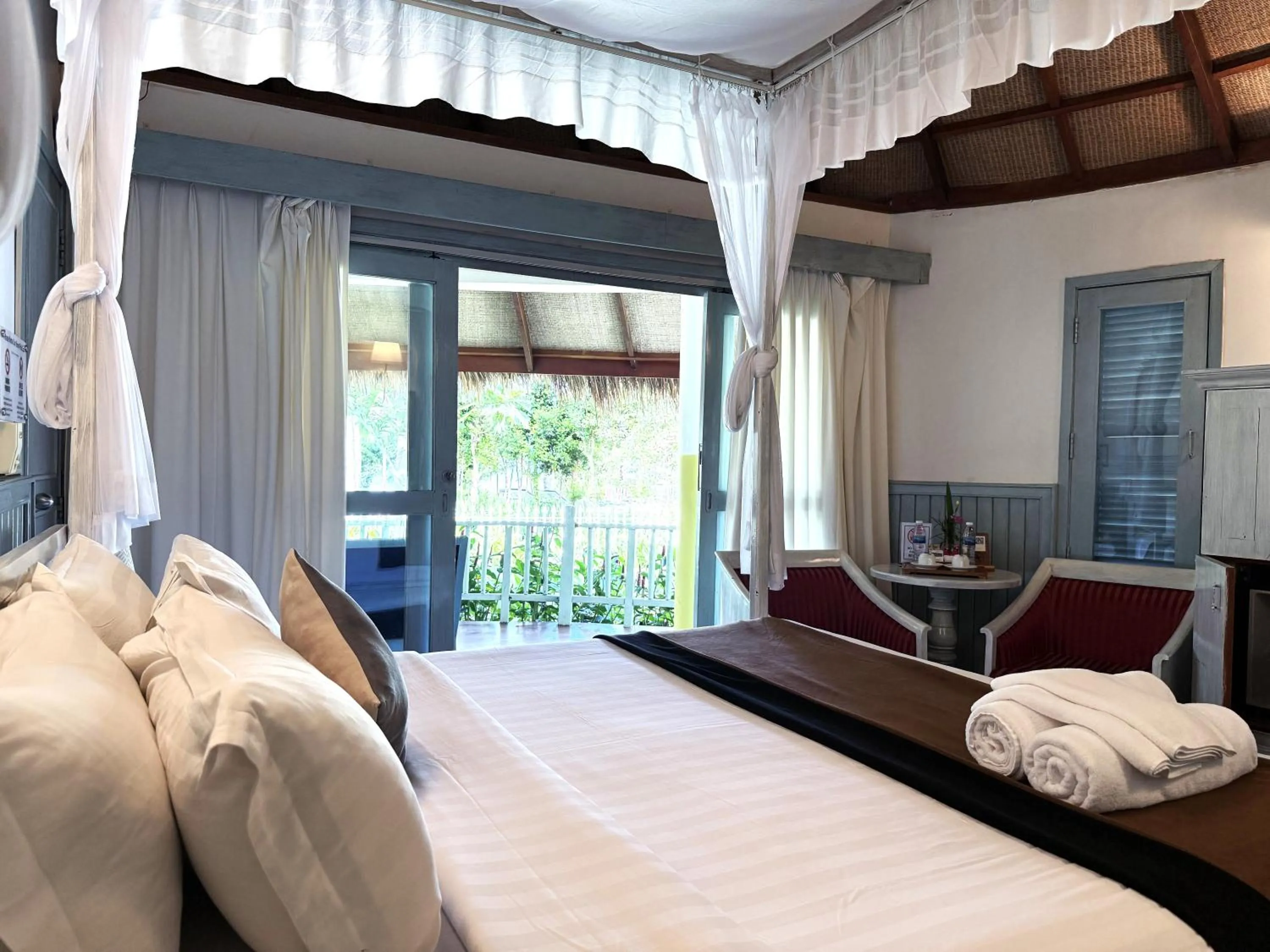 Bedroom, Bed in Nataya Round House Coral Bay Resort