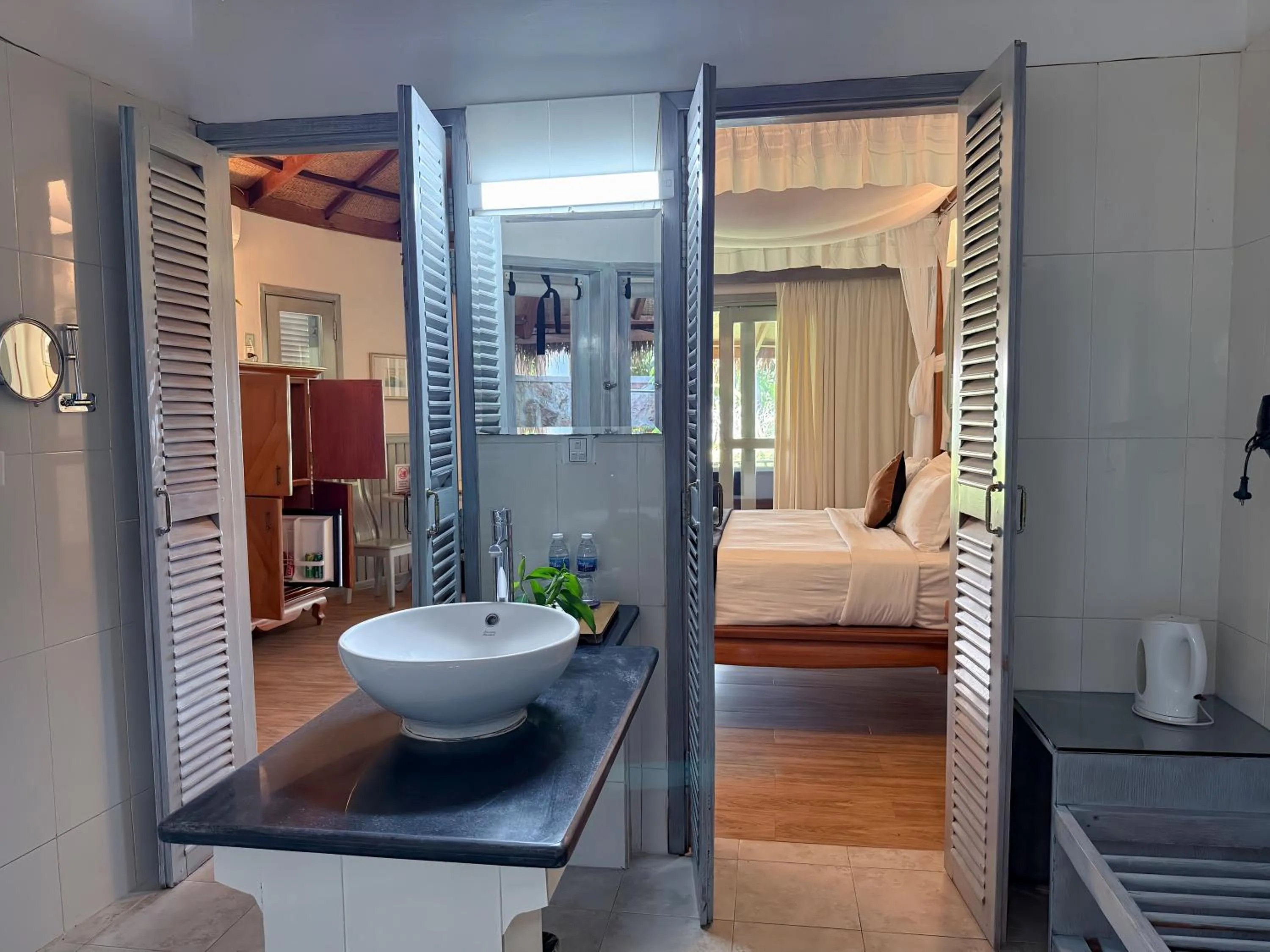 Bathroom, Bed in Nataya Round House Coral Bay Resort