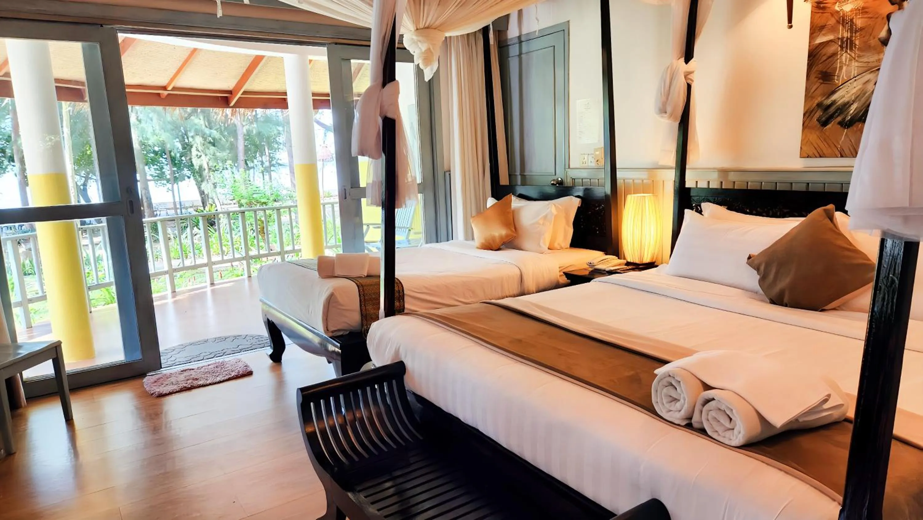 Bed in Nataya Round House Coral Bay Resort