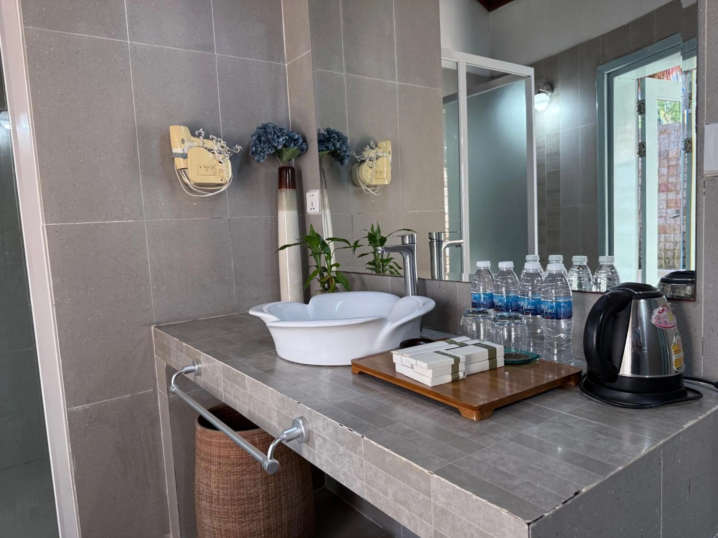 Bathroom in Nataya Round House Coral Bay Resort