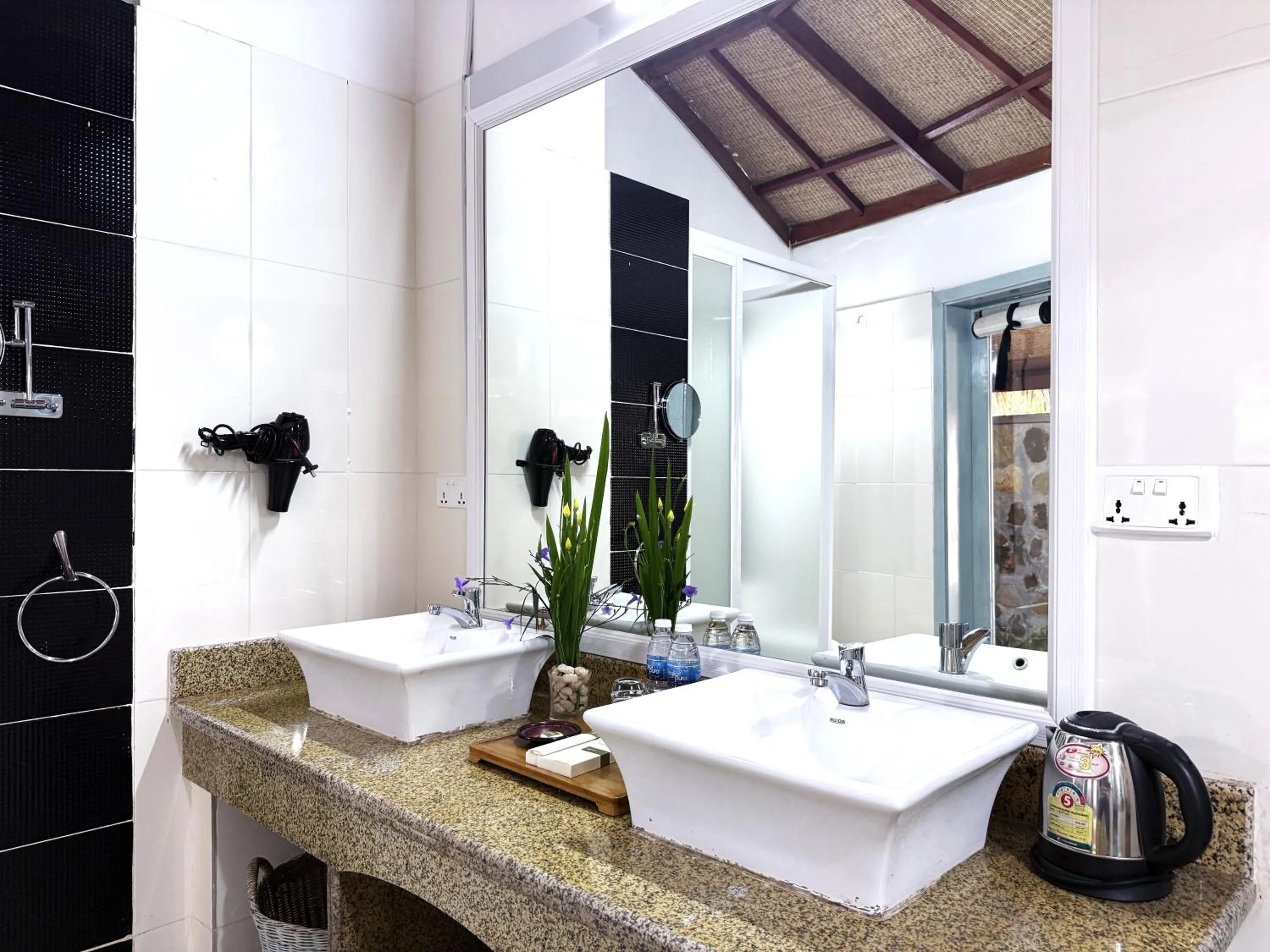 Bathroom in Nataya Round House Coral Bay Resort