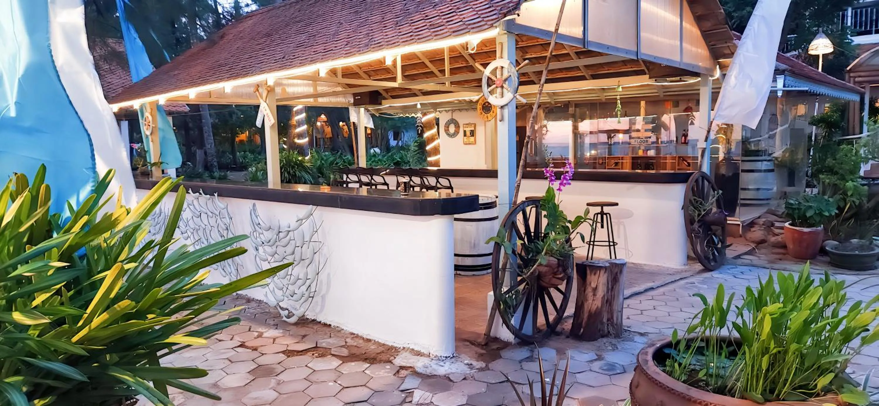 Lounge or bar in Nataya Round House Coral Bay Resort