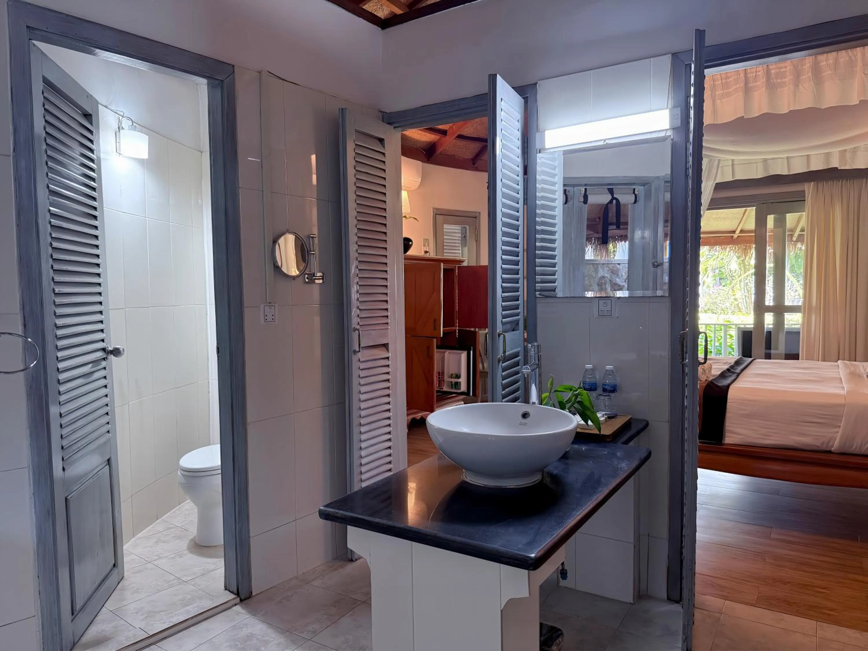 Bathroom, Bed in Nataya Round House Coral Bay Resort